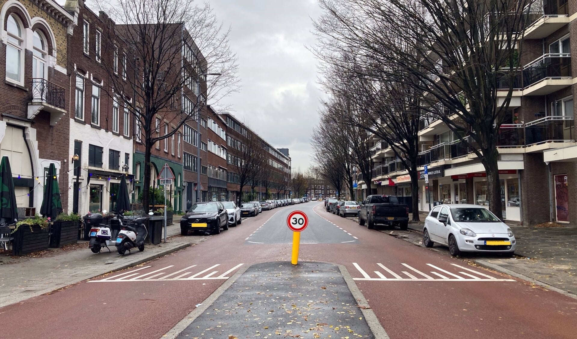 De Walenburgerweg in Blijdorp is officieel een 30 kilometer per uur-straat. Foto: Fred Marree