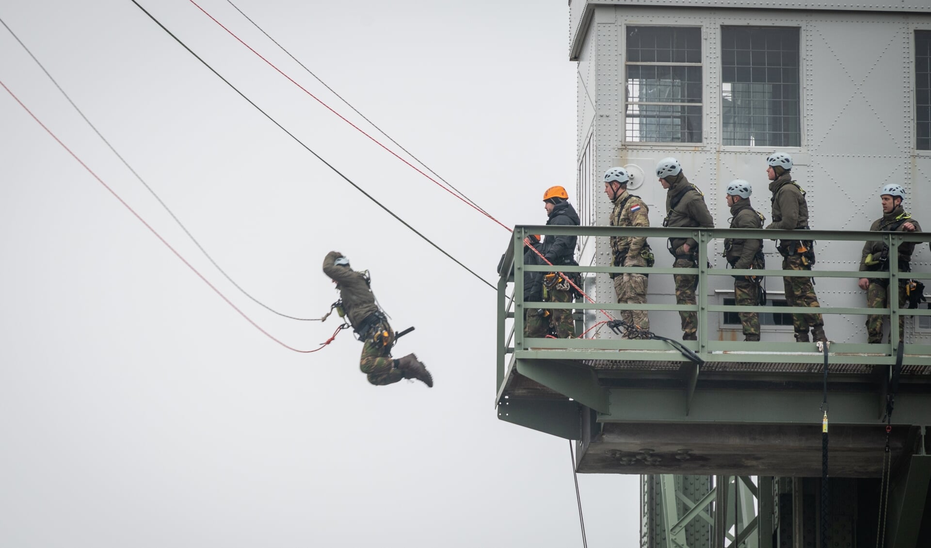 Na de 'catcrawl' sprongen de mariniers in opleiding van De Hef. Foto: Nieuws op Beeld / Martijn de Bruijn 