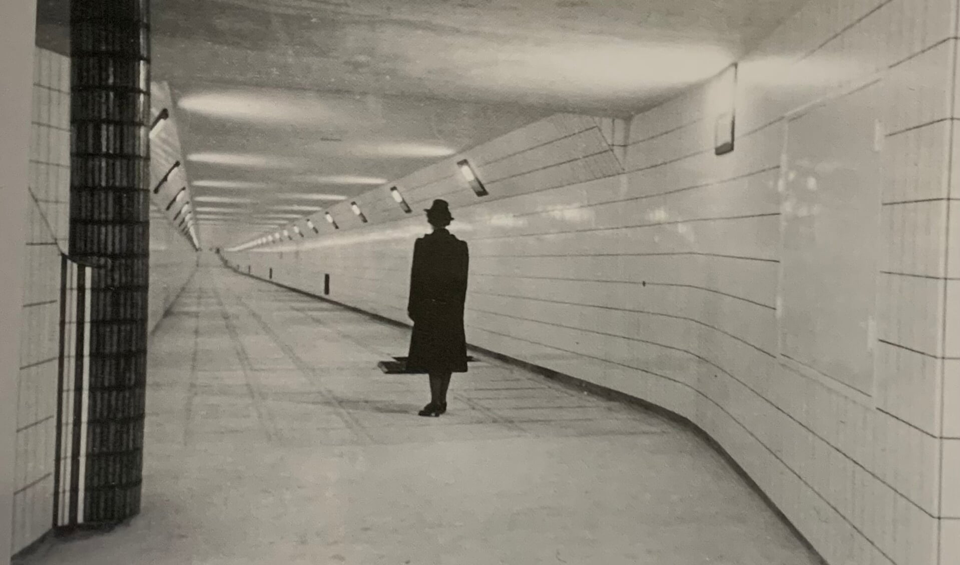 De voetgangerstunnel onder de Maas kort na de ingebruikname in 1942. Foto: Stadsarchief Rotterdam