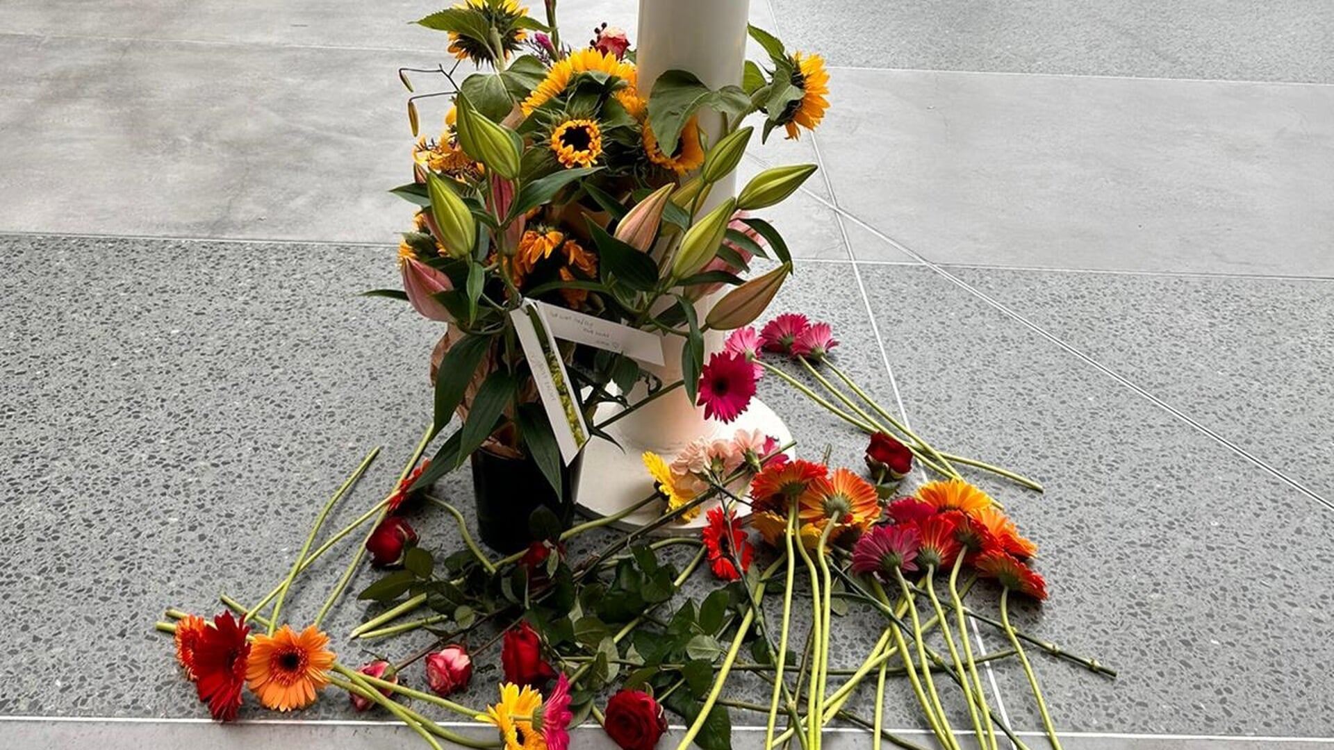 Bloemen ter nagedachtenis van Jurgen Damen in het Erasmus MC.