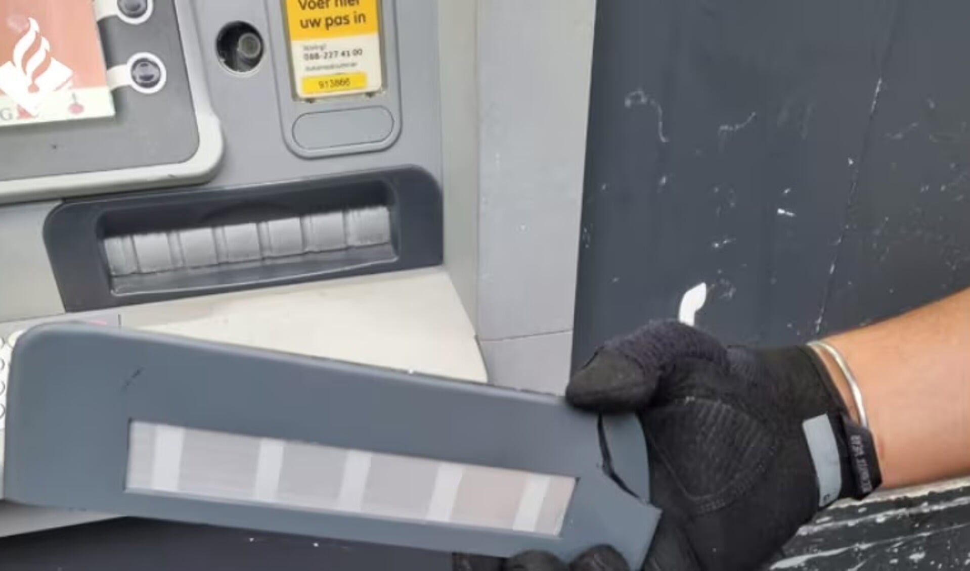 Een cashtrap is een metalen plaatje die wordt geplaatst op de geldmond van een geldautomaat waardoor het gepinde geld vast komt te zitten. Foto: Politie Rotterdam