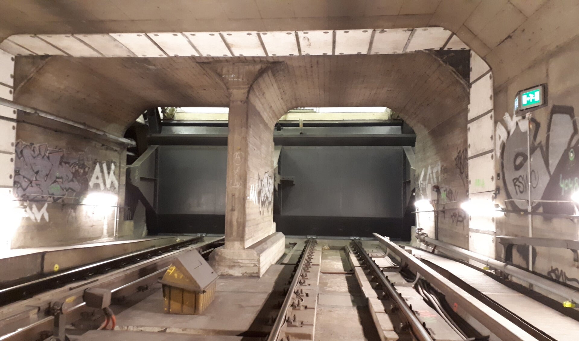 Noodschuiven In De Metrotunnel Getest Voor Het Geval De Maas Gaat