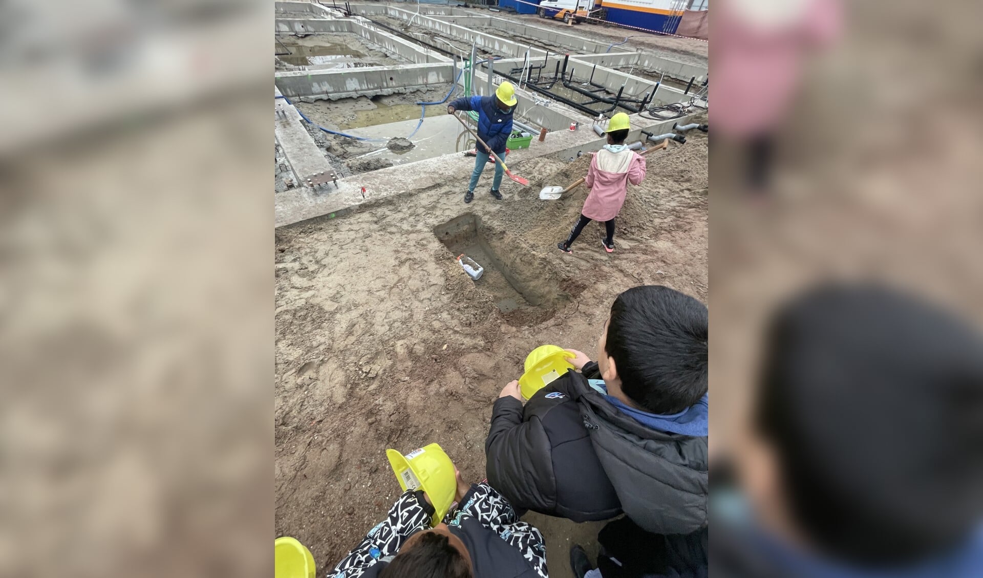 Alle kinderen hebben de afgelopen weken tekeningen, foto’s en verhalen gemaakt en deze zijn in de tijdscapsule gestopt. Foto: pr