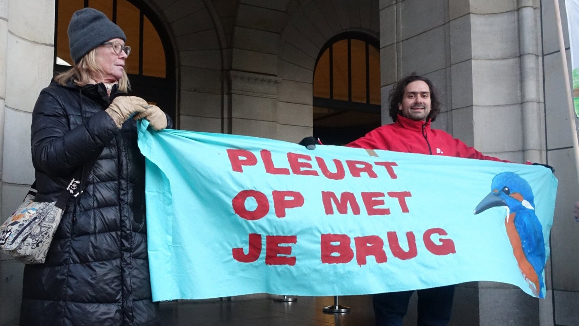 Pleurt op met je brug. Doe maar een tunnel! De bewonersactie van Comité BresS, gisteren, werd gesteund door de SP Rotterdam en andere organisaties.
