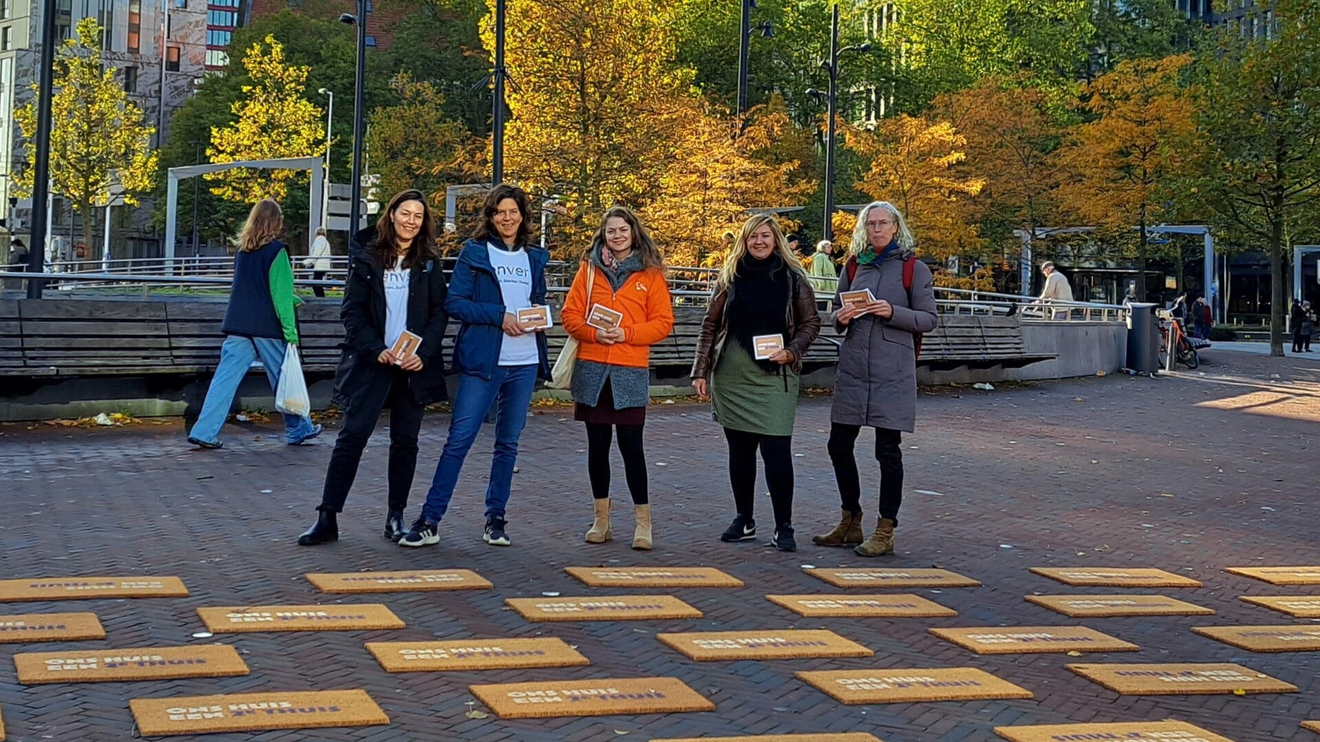 Vier pleegzorgorganisaties in Rotterdam organiseerden een actie om nieuwe pleegouders te werven en legden deurmatten van de landelijke campagne: ‘Jouw huis een 2e thuis’ neer bij de Binnenrotte. Foto: Amel Bali