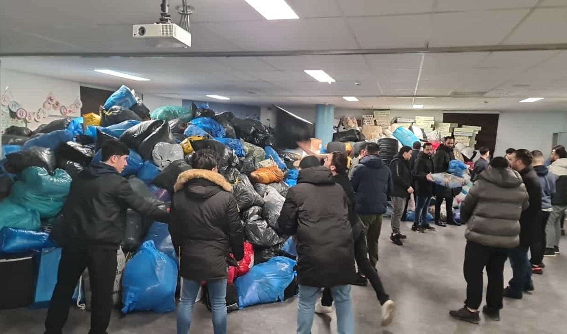 Bij de Mevlana Moskee ben je vandaag de hele dag welkom om te helpen met het sorteren van de gedoneerde spullen. Foto via Facebook-pagina HDV Rotterdam Mevlana CAMII  