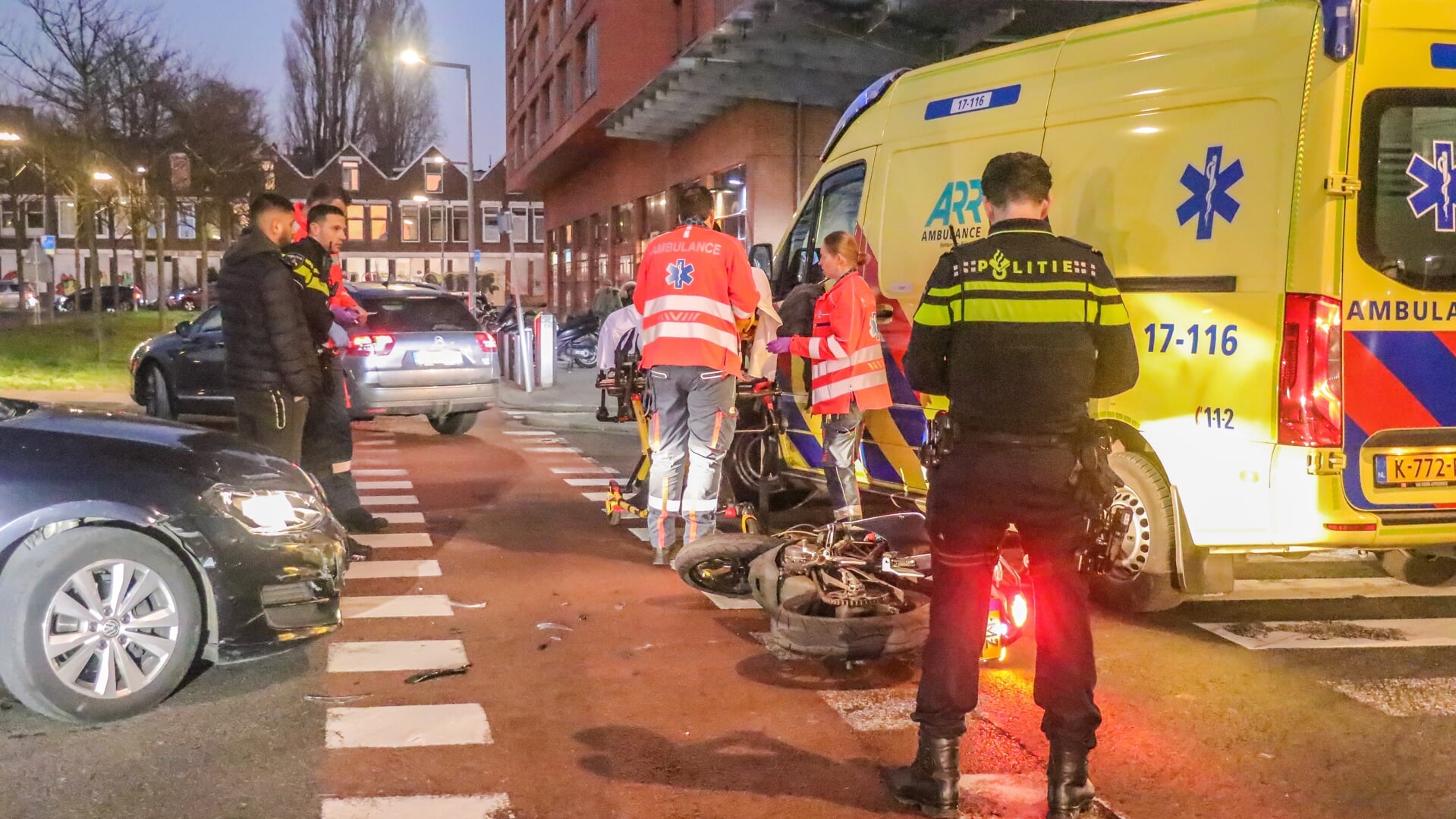 De motorrijder raakte lichtgewond. Foto: Nieuws op Beeld / Marco Smits