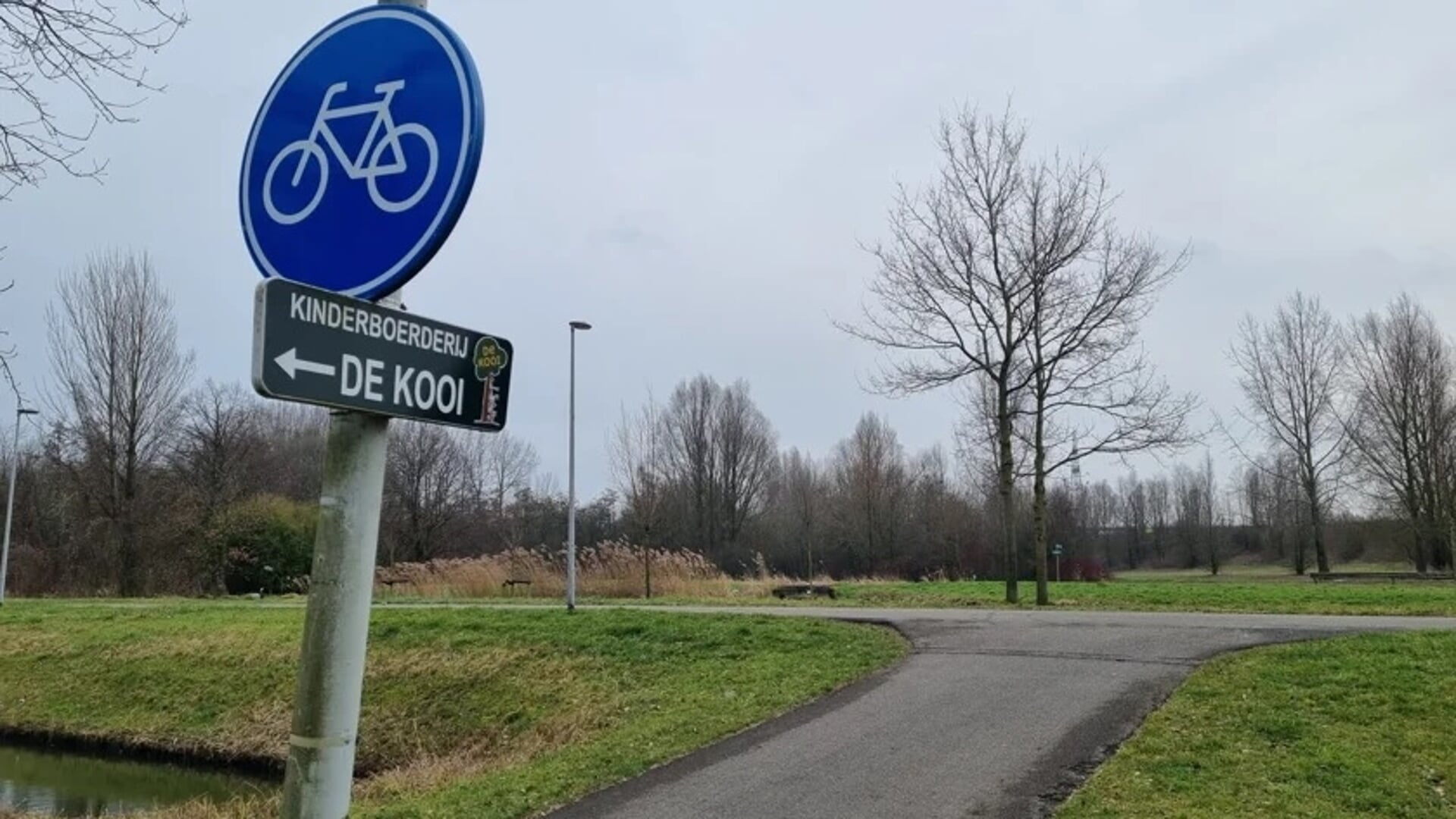 Het fietspad naar kinderboerderij De Kooi, met de beoogde bouwplaats op de achtergrond. Foto: De Schakel