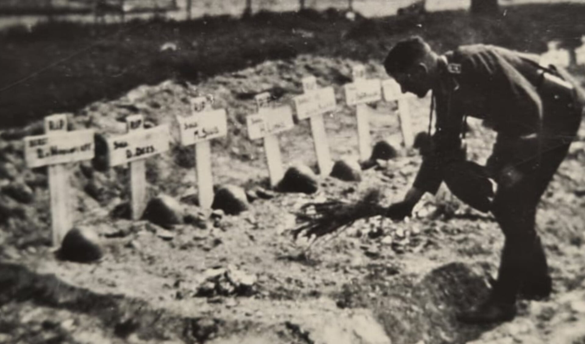 Tijdelijke veldgraven op Vliegveld Waalhaven. Later zouden 51 stoffelijke resten worden overgebracht naar de Algemene Begraafplaats Crooswijk. Bron: Historische collectie Garderegiment Grenadiers en Jagers