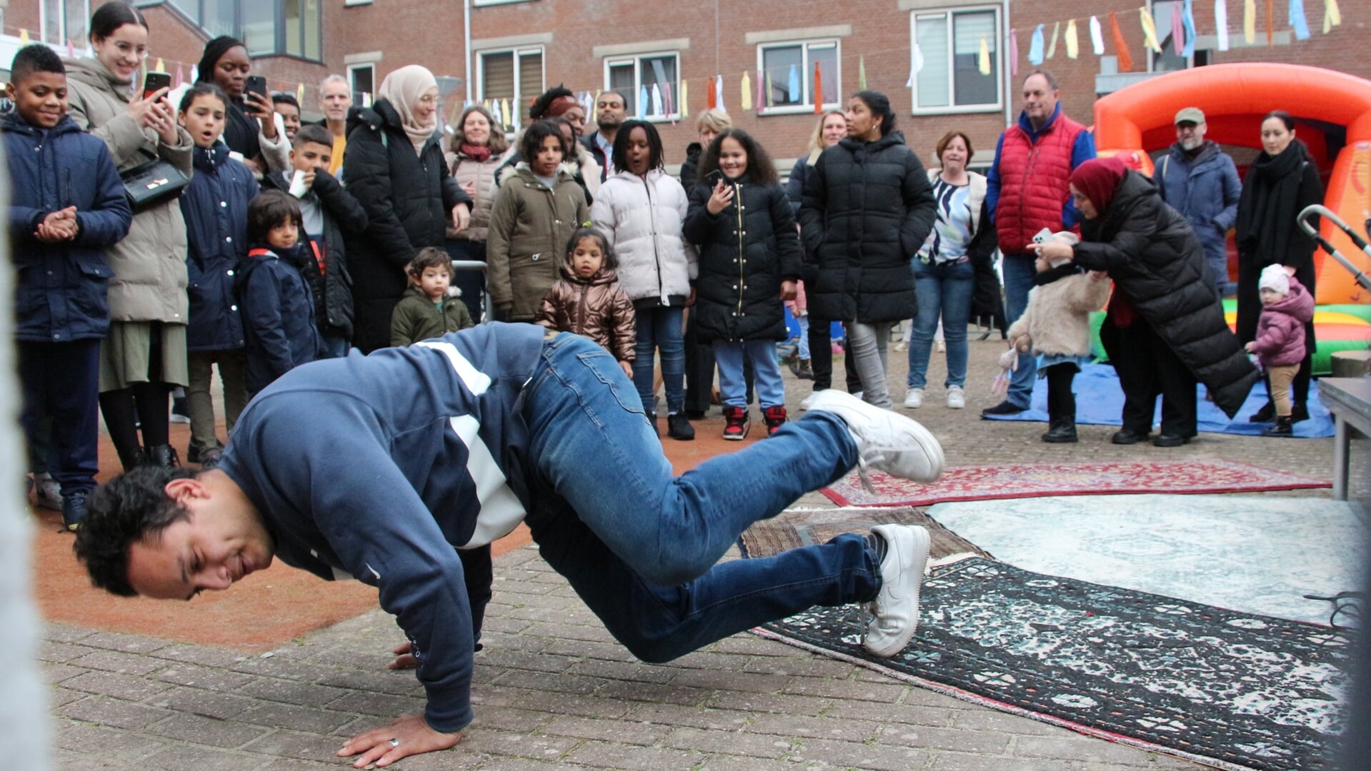 Een bezoeker van het Buurtsteunpunt maakte de opening nog feestelijker met zijn breakdance skills. Foto: L. van der Jagt 