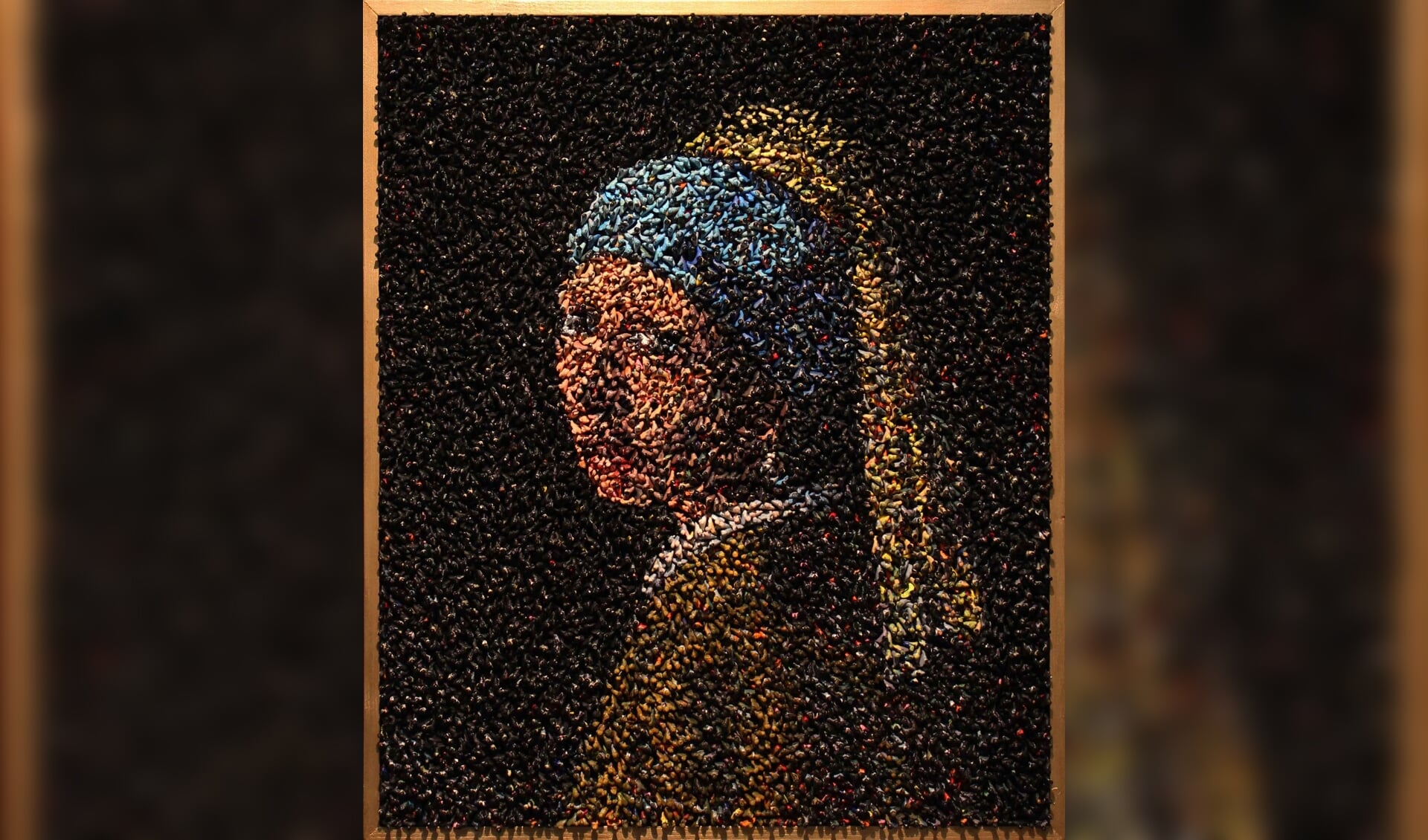 Het kunstwerk van de Rotterdamse kunstenaar René Jacobs dat bestaat uit 6.000 poppetjes die samen het Meisje met de Parel vormen. Foto: pr