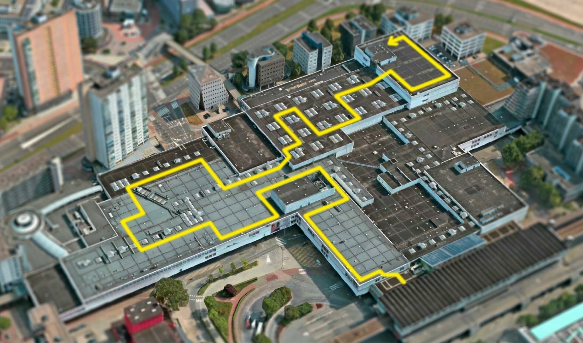 Het project Bovenop Zuid bestaat uit een knalgeel wandelpad van 850 meter over het dak van Zuidplein. Beeld: Rotterdamse Dakendagen