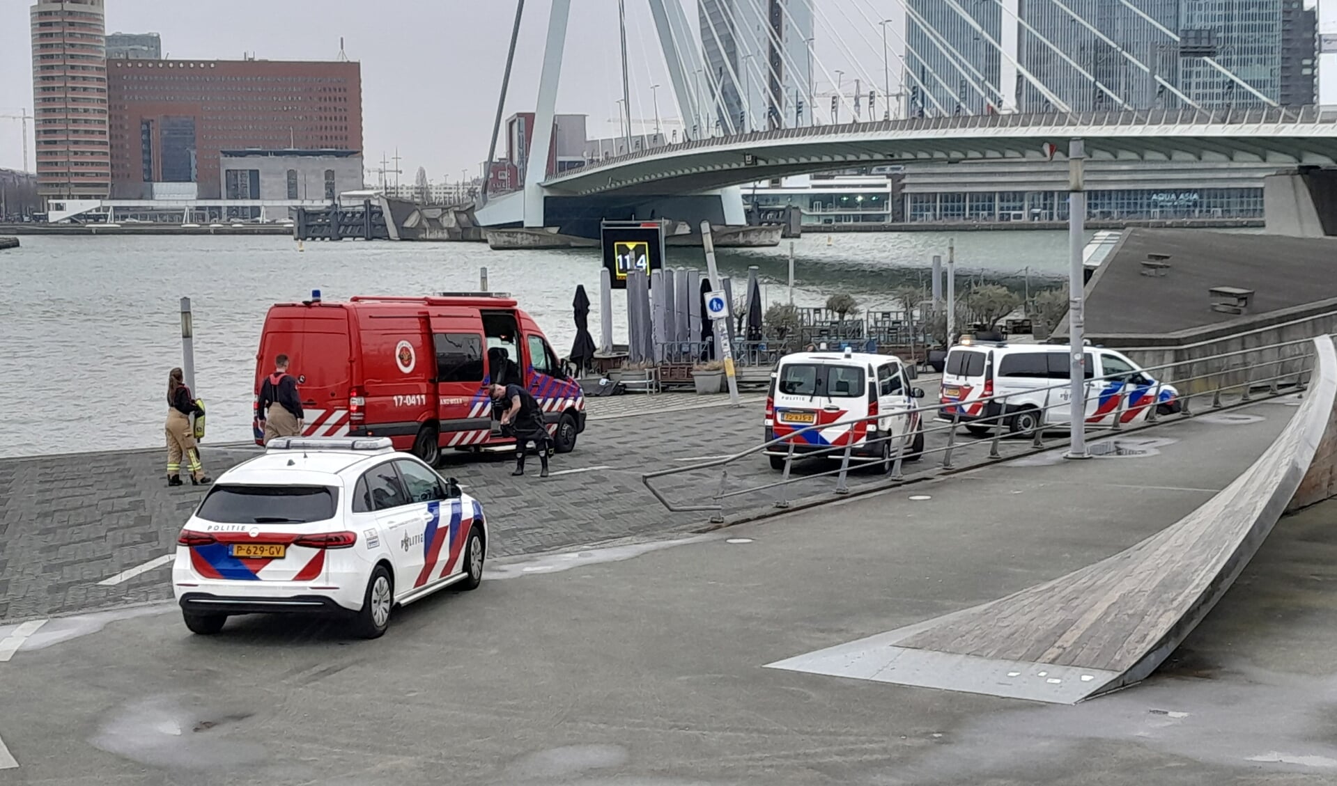 Een persoon is vanmiddag te water geraakt in de Nieuwe Maas. Foto: AS Media