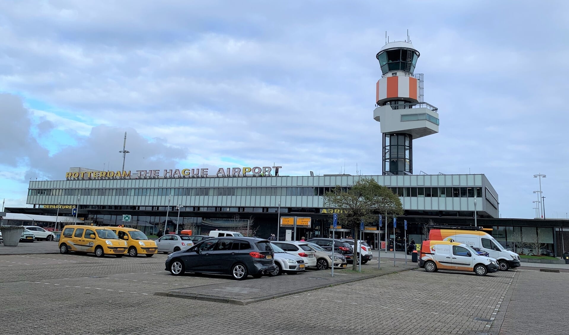 In het huidige coalitieakkoord stond al dat de coalitiepartijen Leefbaar Rotterdam, D66, VVD en DENK de luchthaven open willen houden. Foto: Peter Zoetmulder 