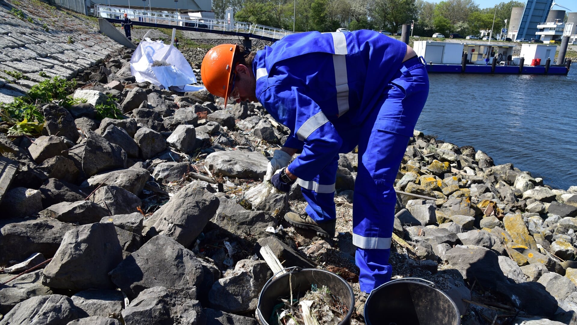 Plastic ruimen in de Londonhaven. Foto: Taskforce Clean Sweep Rotterdam 