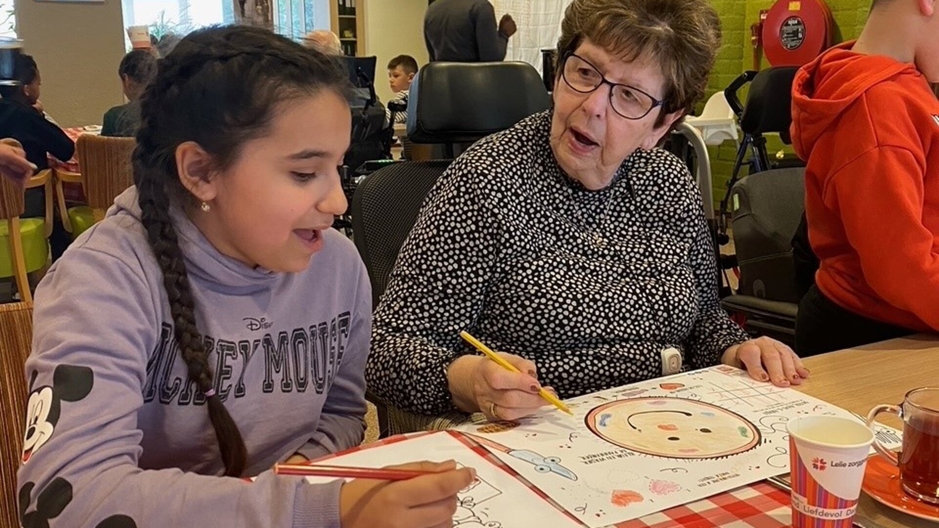 Groep 4 en 5 van basisschool De Tuimelaar uit Hoogvliet zijn op Nationale Pannekoekendag naar het verzorgingshuis Siloam gegaan. Foto's: pr  