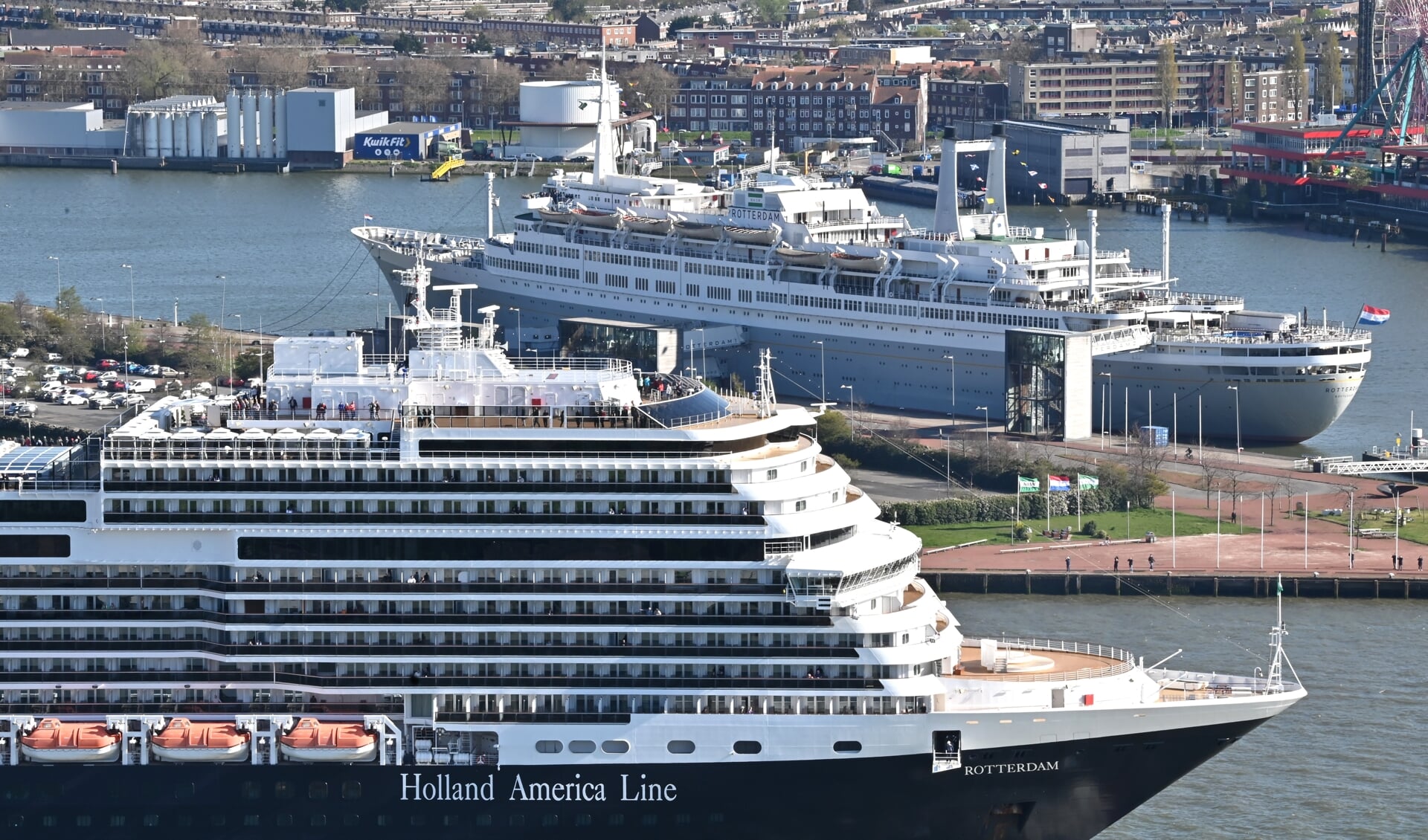 De oude en de nieuwe Rotterdam nemen met veel scheepshoorn getoeter