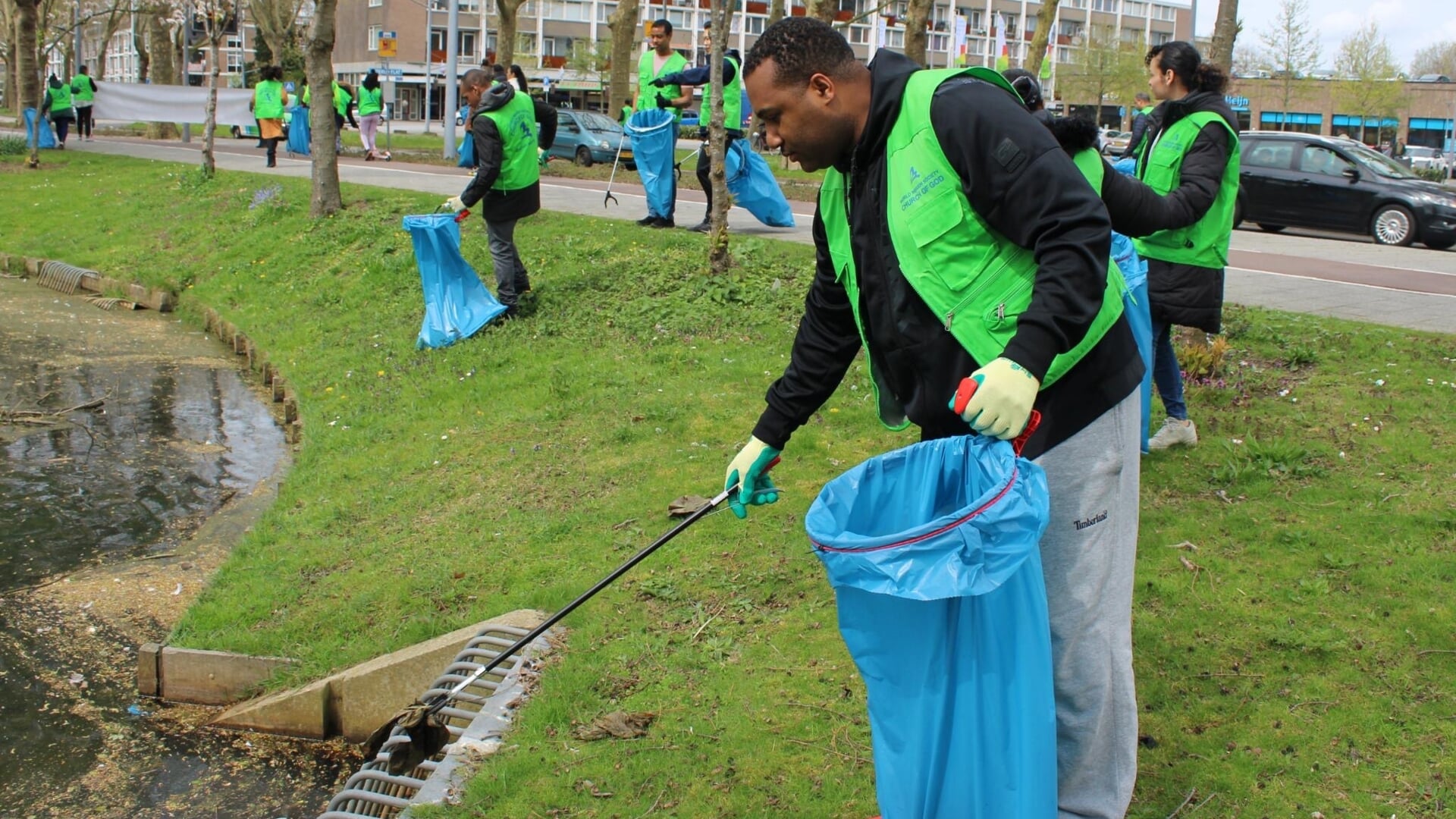 Vrijwilligers van Church of God hebben schoonmaakactiviteiten uitgevoerd in de wijken Zuidwijk en Pendrecht in Charlois. Foto: SionPress