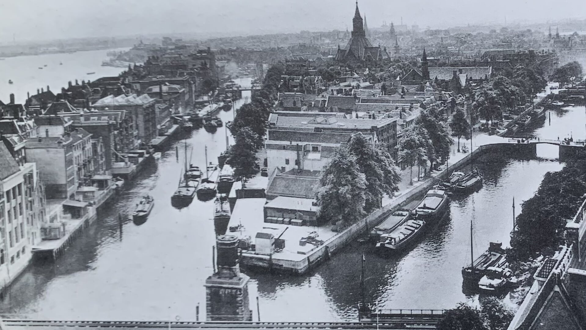 De Punt van het Wijnhaveneiland bij de Wijnhaven en Scheepmakershaven, ook wel Appelpunt genoemd, circa 1900. Zichtbaar is de Zuiderkerk. Foto: Spanjersberg