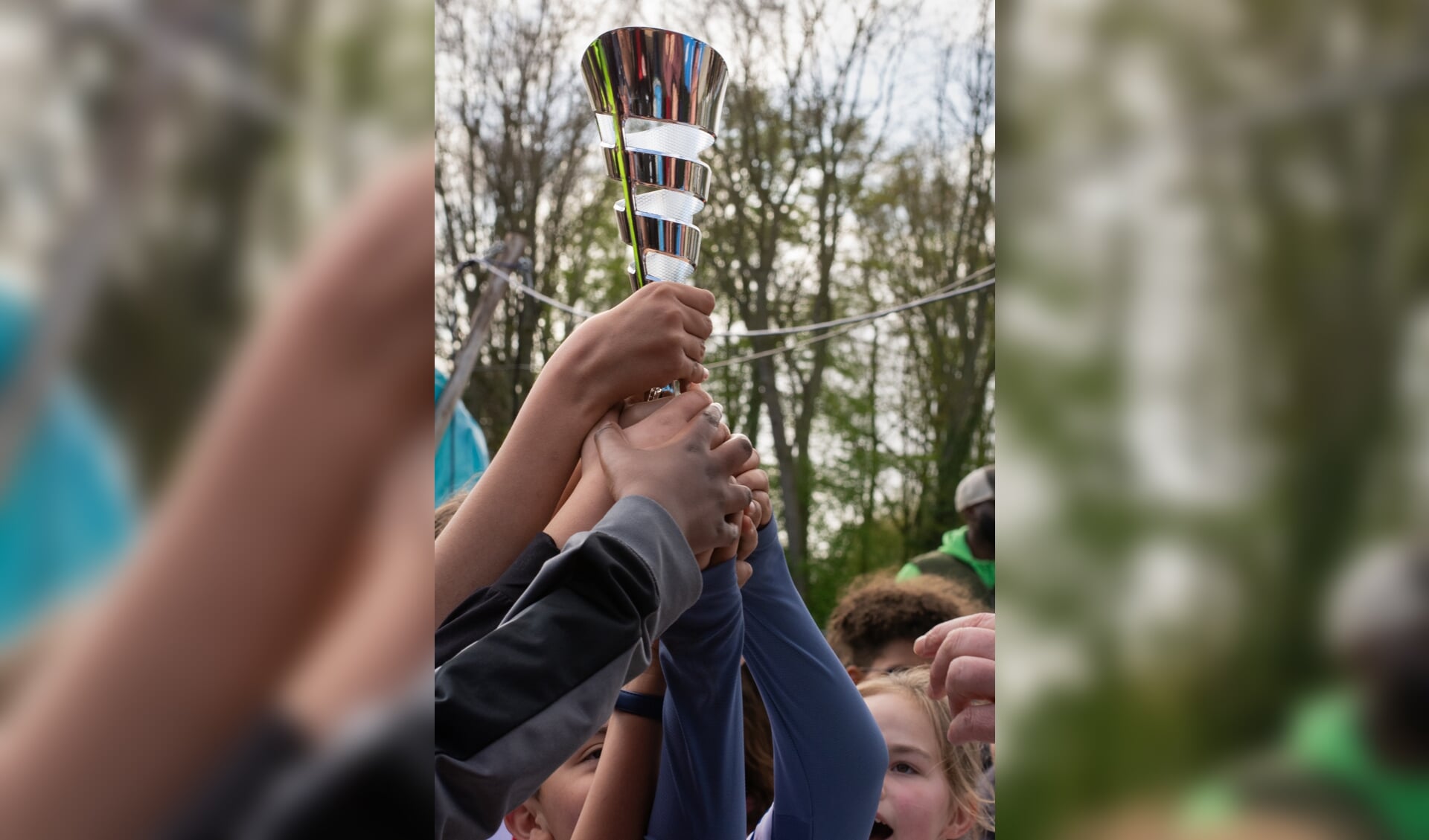De poulewinnaars nemen de gewonnen beker van het Nikantes Schoolkorfbaltoernooi in ontvangst. Foto: Wendy Blauw