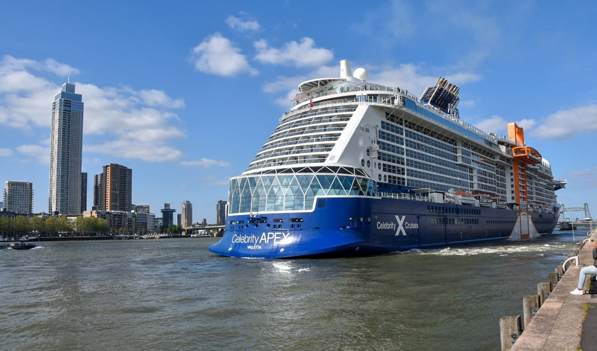 De Celebrity APEX bij vertrek uit de Rotterdamse haven. Foto: Jan de Korte