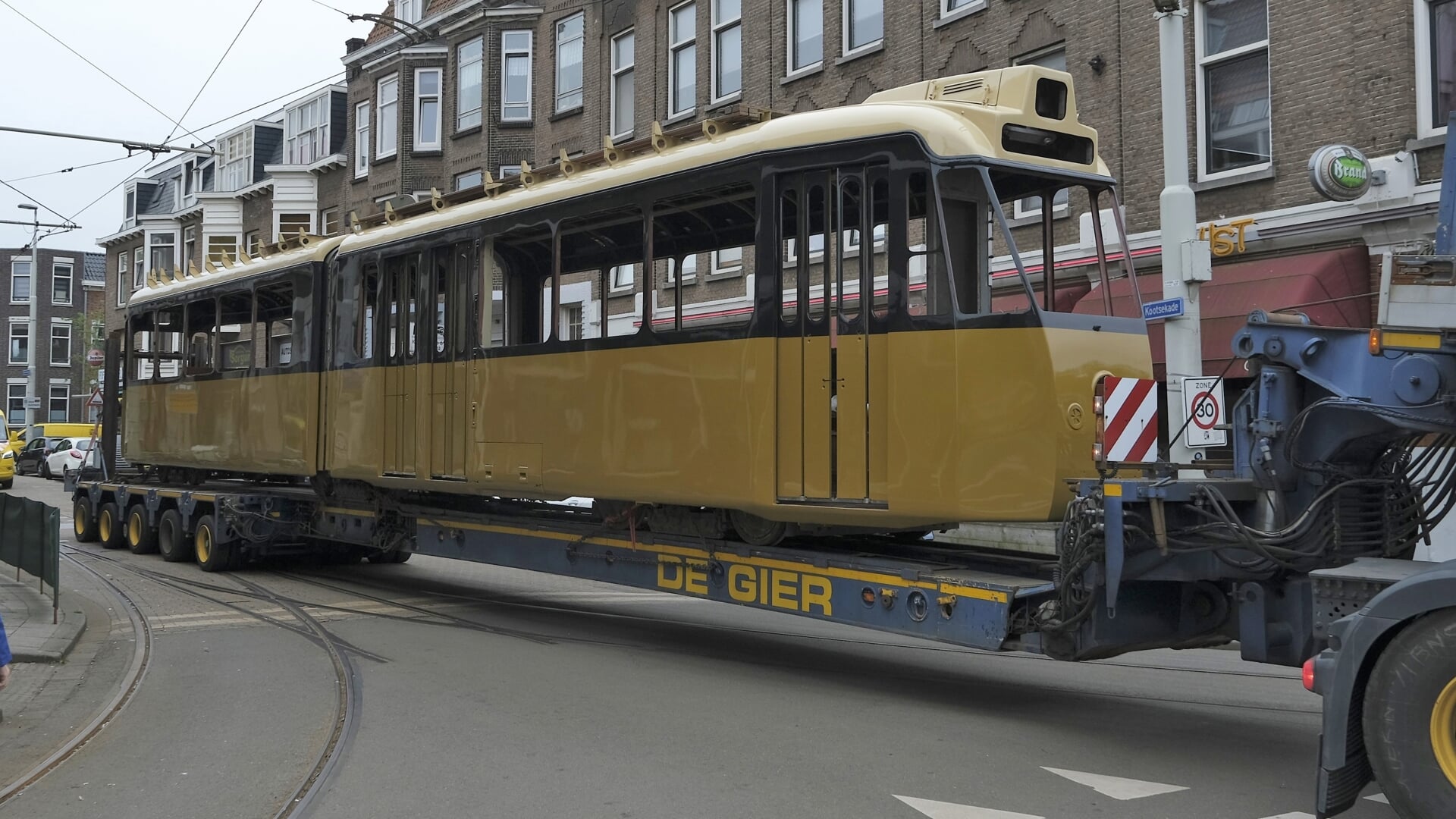 Er is een nieuwe stap gezet in de restauratie van de eerste moderne gelede tram van Nederland en de Schindler-tram 242 (1957) is nu weer teruggekeerd in Rotterdam. Foto: ROVM