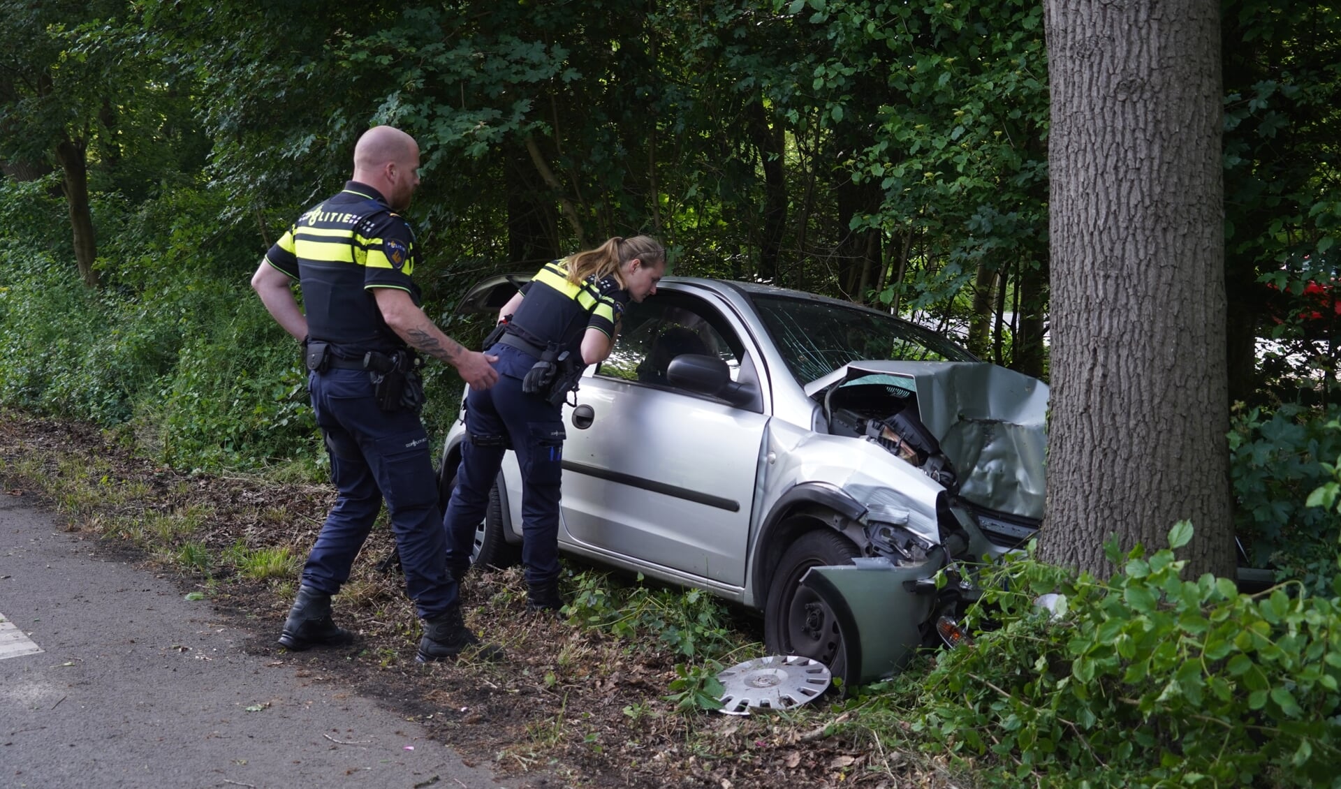De automobilist liet de auto staan en vluchtte zelf het bos in. Foto: Nieuws op Beeld