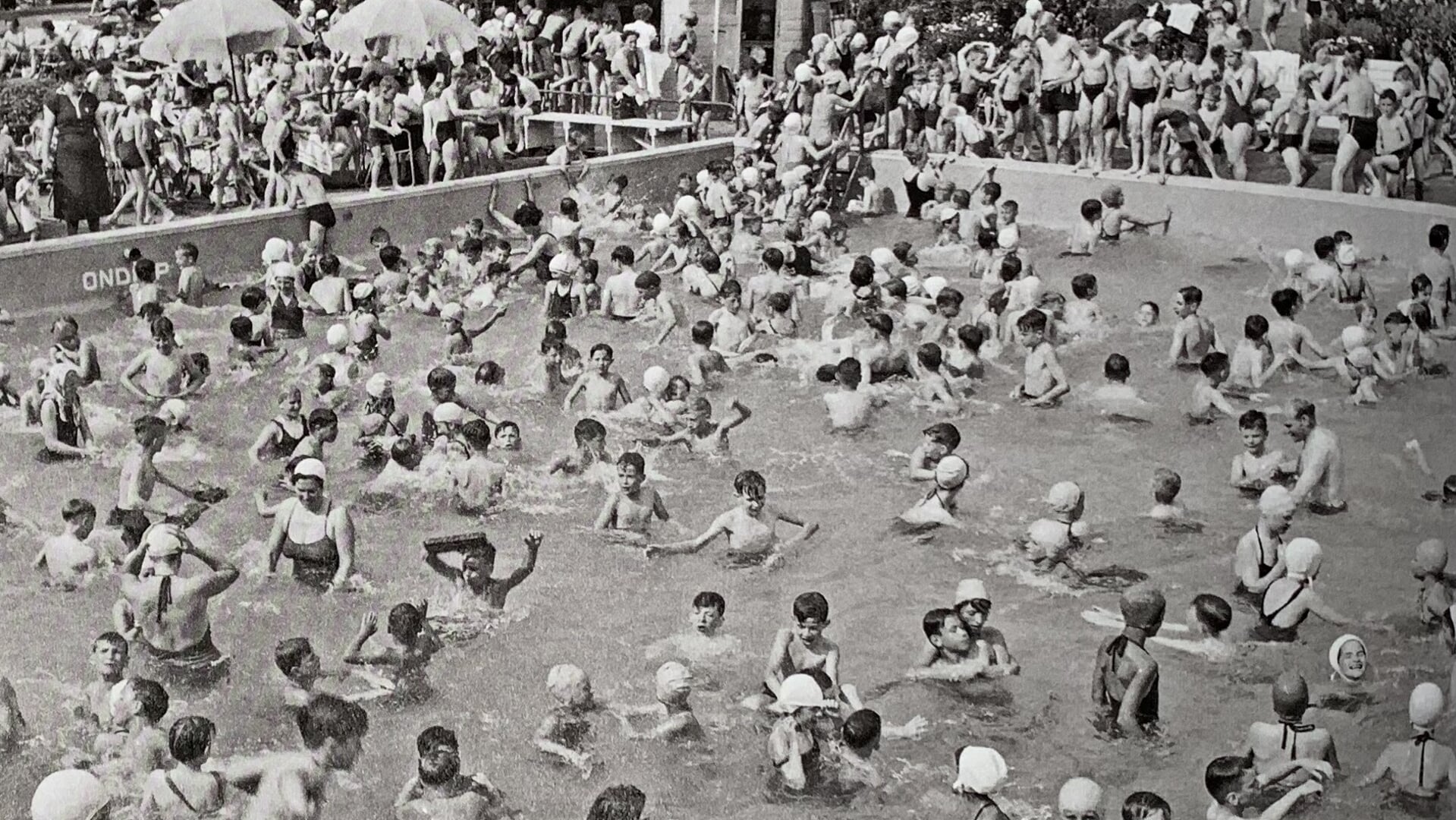 Het buitenbad van het Sportfondenbad aan de Van Maanenstraat in 1953. Foto: Fotografische Dienst Gemeentewerken
