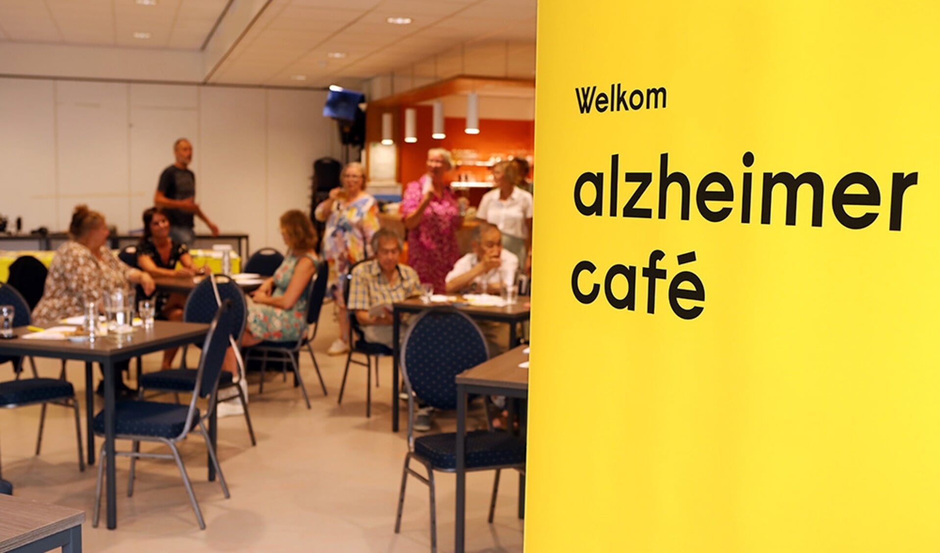 Nederland, Amstelveen, 25 augustus 2022
bezoekers van een Alzheimercafé in Amstelveen.
Alzheimer Nederland organiseert dit soort bijeenkomsten om mensen met en familie van mensen met dementie voor te lichten over deze aandoening.
Foto: Stijn Rademaker