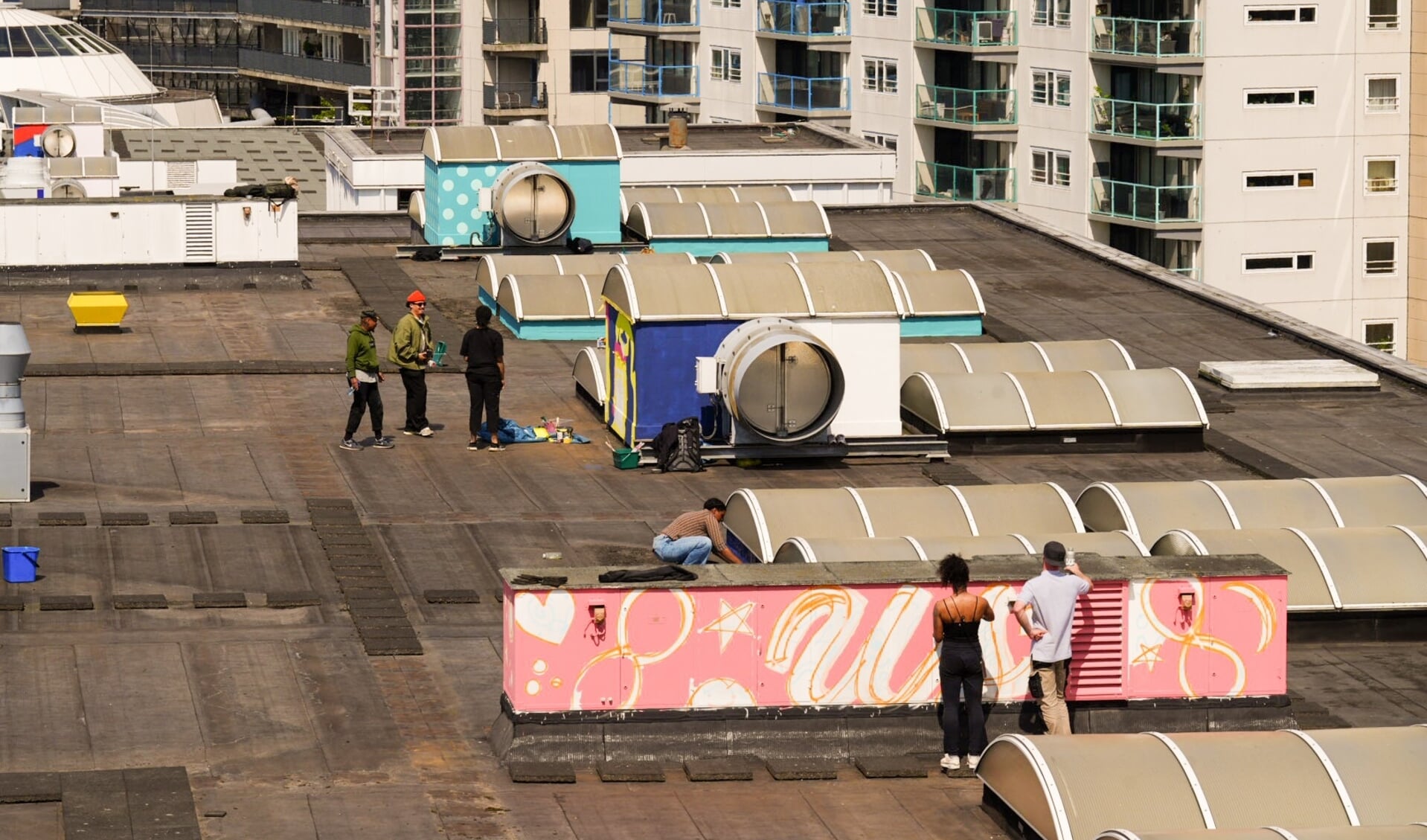 Mensen van Unity in Diversity aan het werk in het maanlandschap op het dak van Winkelcentrum Zuidplein. Foto: Houcem Bellakoud