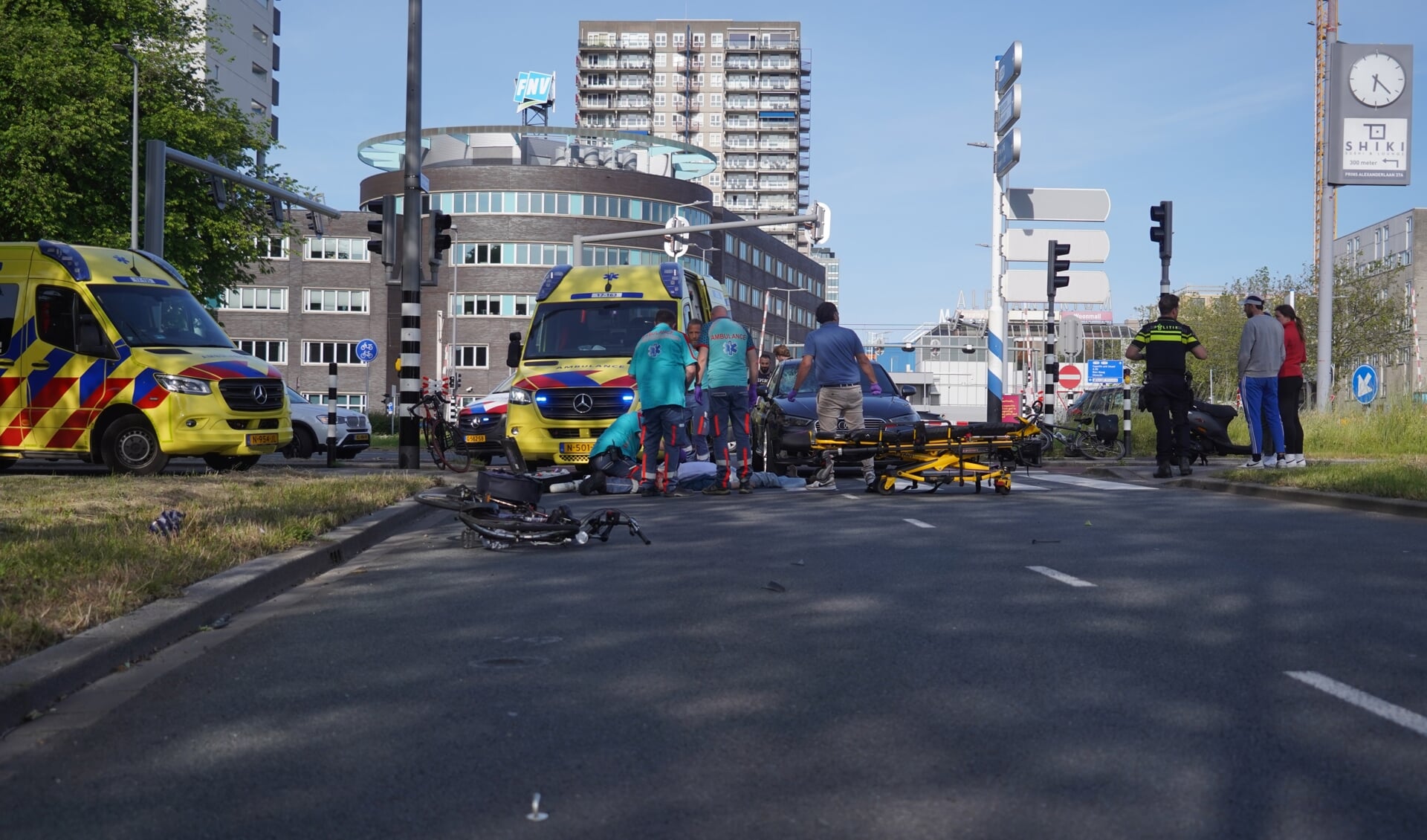 Het ongeluk gebeurde op de kruising van de Hoofdweg met de Prins Alexanderlaan, waar de verkeerslichten het al een tijdje niet deden. Foto: Nieuws op Beeld