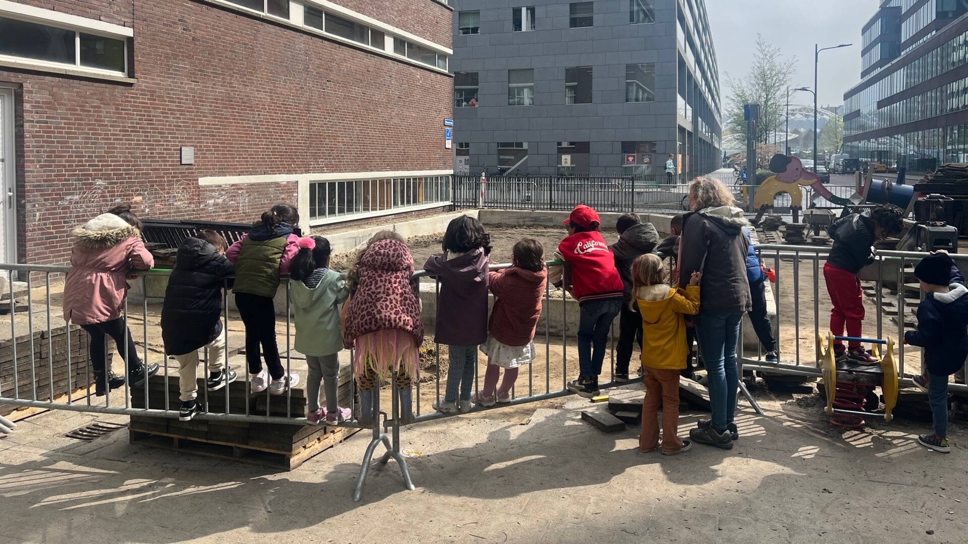 Kinderen kijken hun ogen uit tijdens de verbouwing van het groenblauwe plein aan de scholen- en opvanglocatie Nieuwstraat. Foto: pr