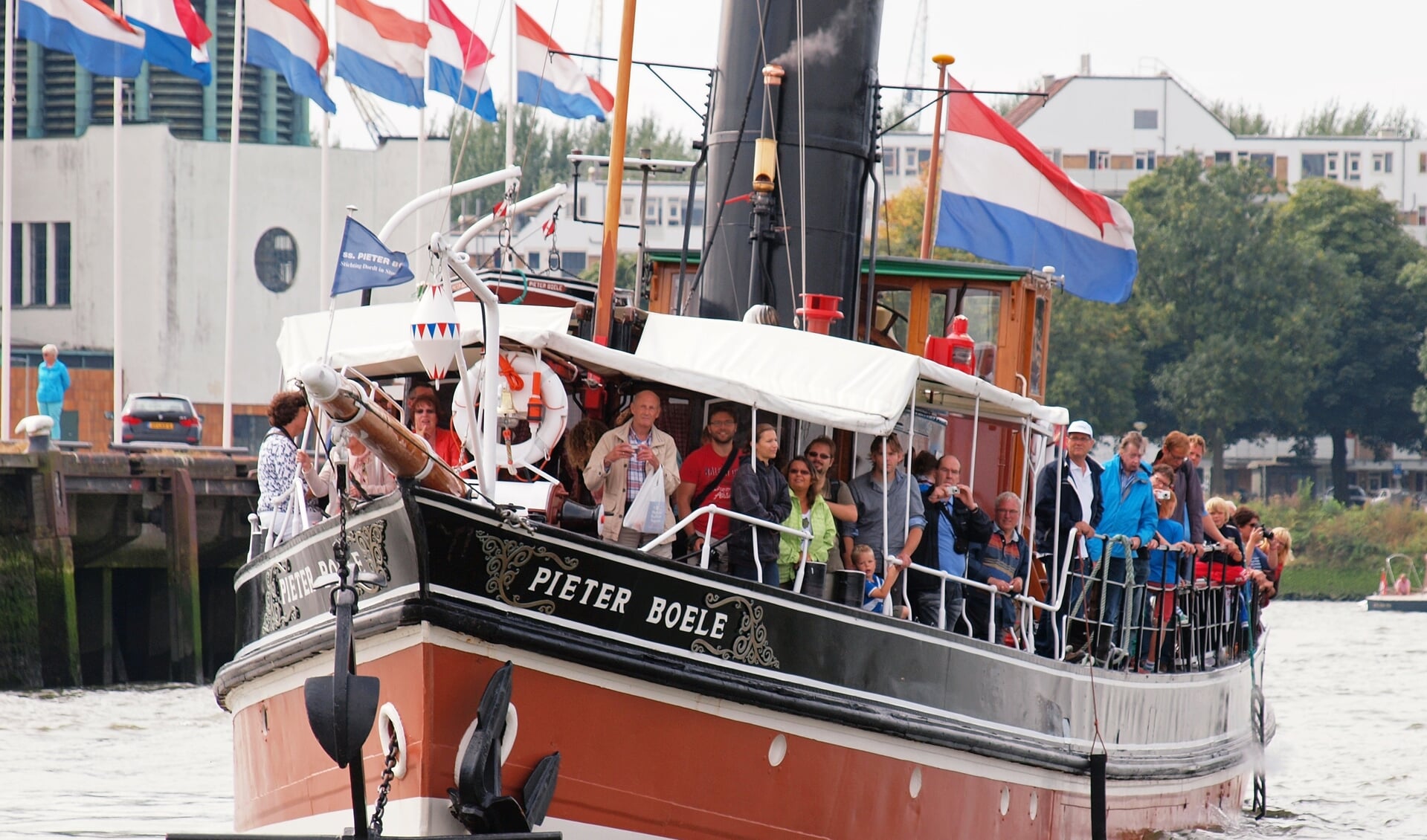 Van 24 juni t/m 20 augustus gaan de schepen van het museum drie keer per week de Nieuwe Maas op. Foto: Theo de Man