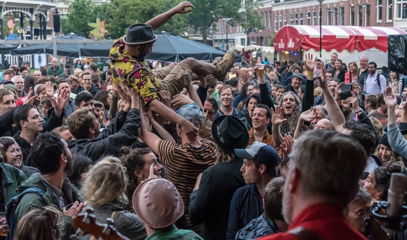 Afgelopen jaren was het Rotterdam Bluegrass Festival op het Pijnackerplein, nu is het evenement verhuisd naar het met bomen omzoomde Noordplein. Foto: Johannes Odé