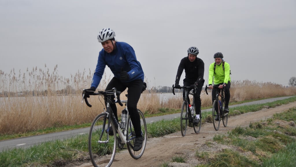 Tre spreke Rotterdammere sykler ikke mindre enn 10 000 km fra Sparta til Sparta for veldedige formål – Annonse Rotterdam |  Havneskjulet