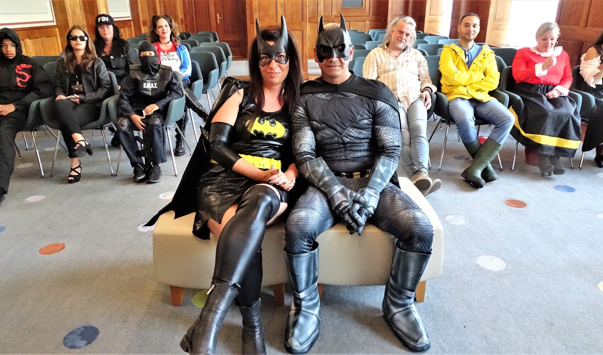 Batman, Batgirl en hun bonte verzameling huwelijksgasten op de achtergrond. Foto's: Joop van der Hor