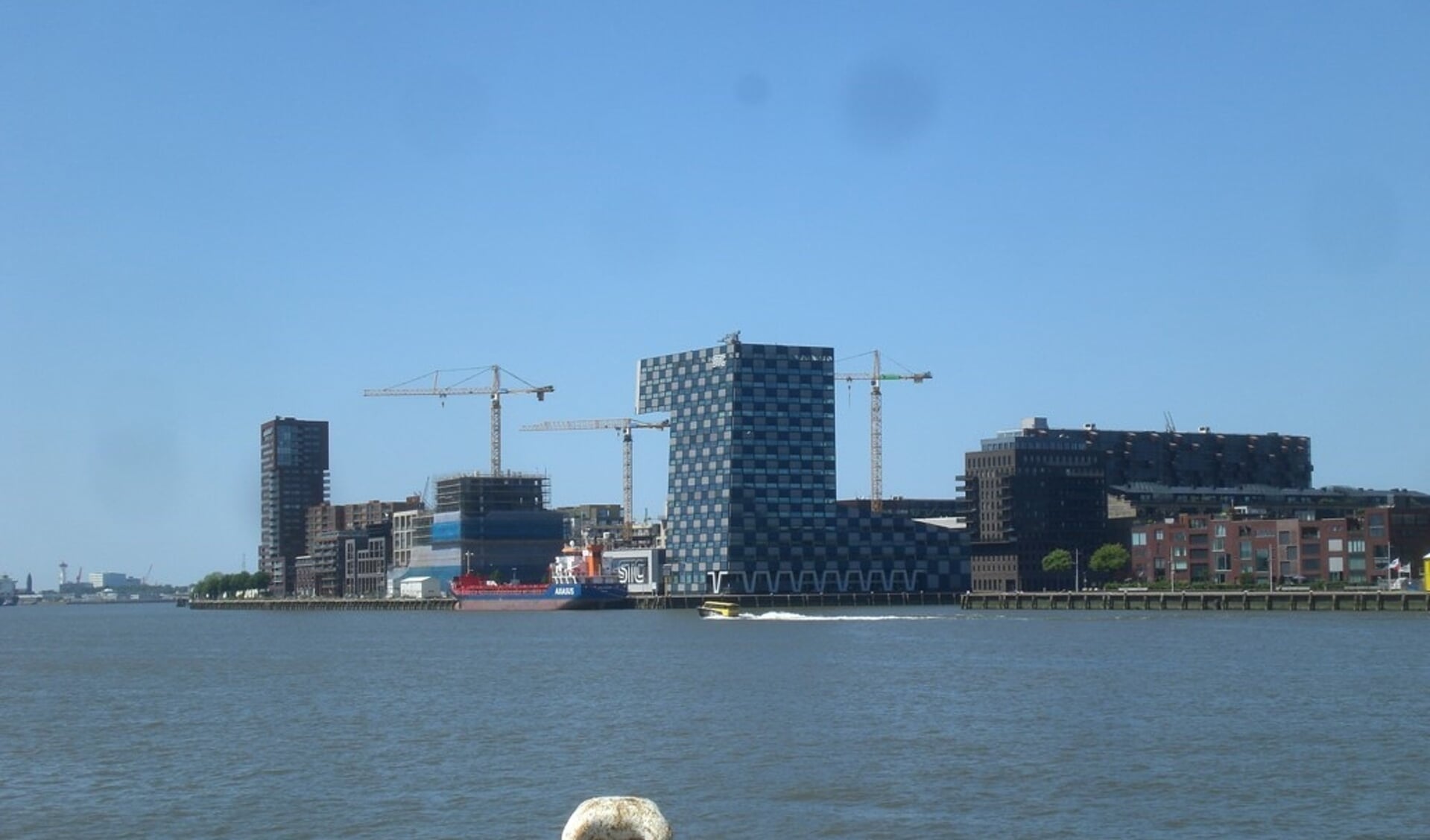 Altijd zie je kranen staan in Rotterdam, in welke richting je ook kijkt. Foto: Dick van Bergem