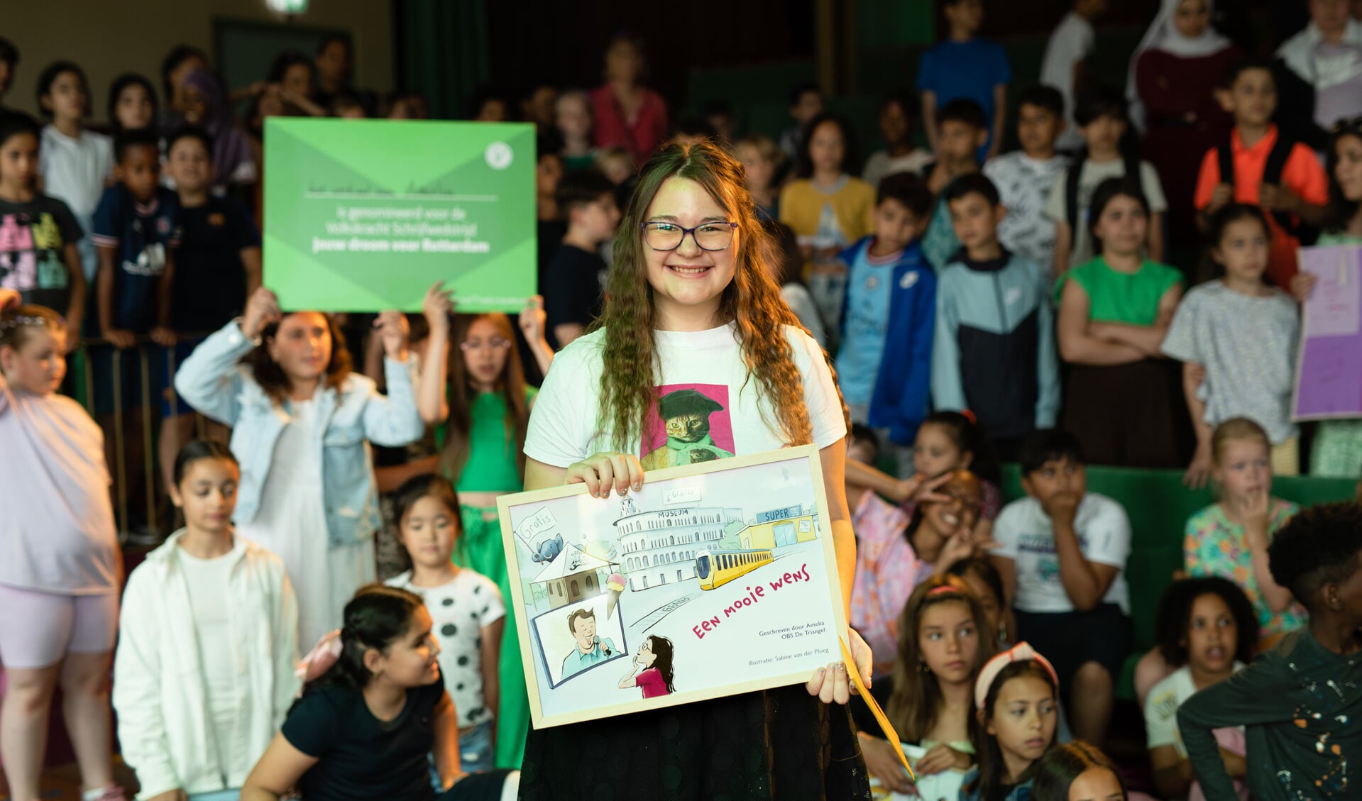 Met een mooi verhaal over haar wens om armoede te bestrijden won Amelia van groep 6 van basisschool De Triangel de schrijfwedstrijd ‘Mooiste wens voor Rotterdam’. Foto: Marieke Odekerken