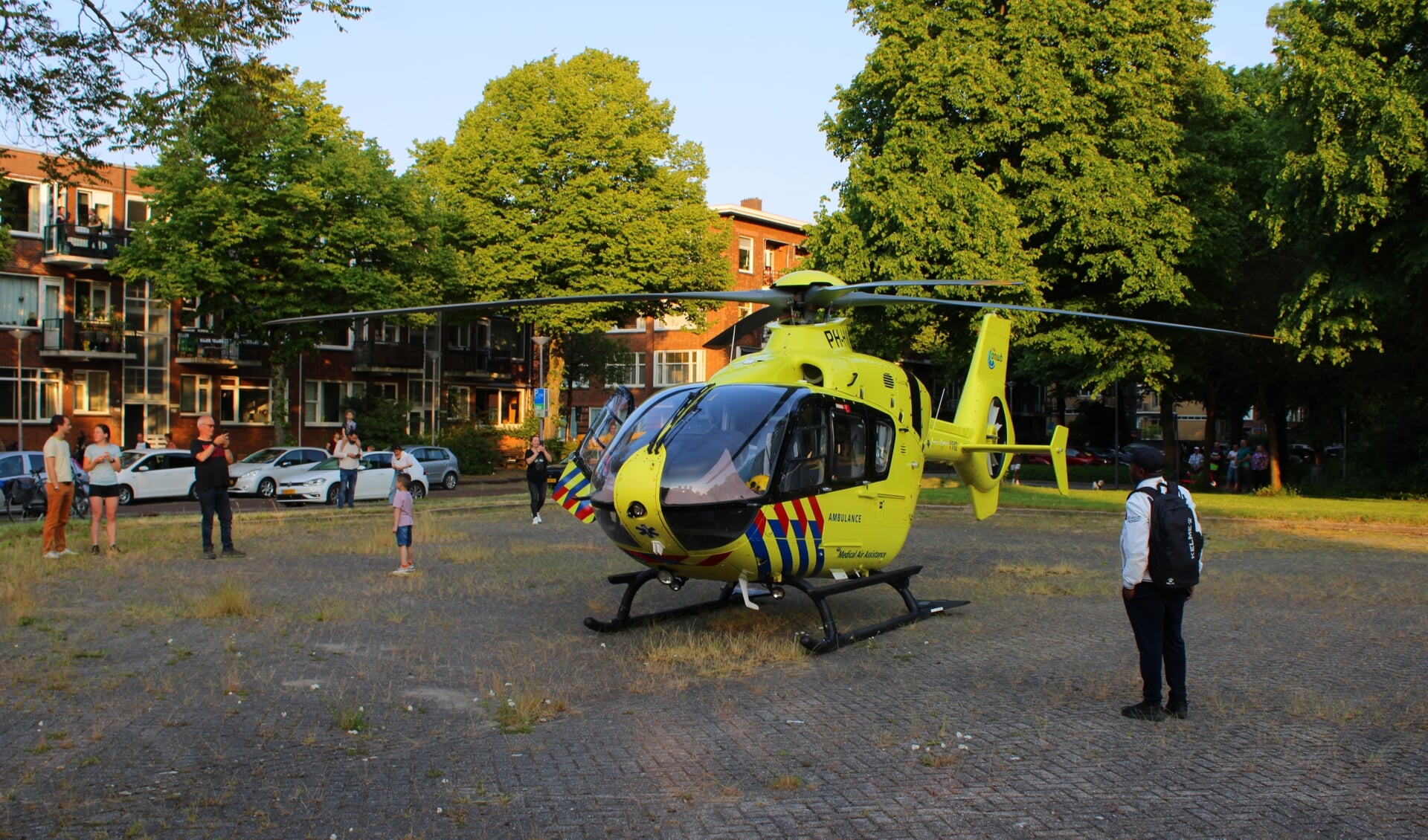 Een traumahelikopter ter assistentie van het ambulancepersoneel na de aanrijding. Foto: AS Media