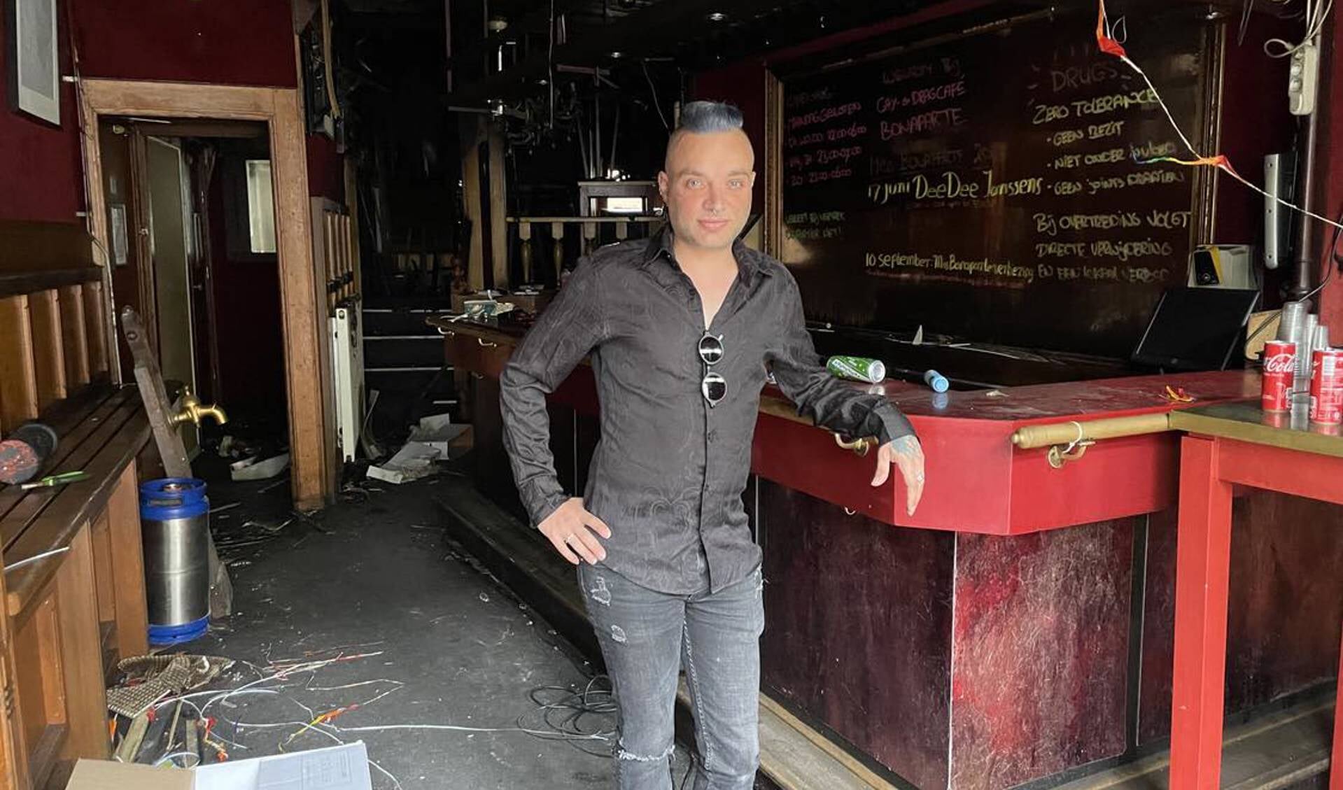 Richard Opsteegh in zijn café Bonaparte, twee weken na de brand. Foto: Britte Kramer