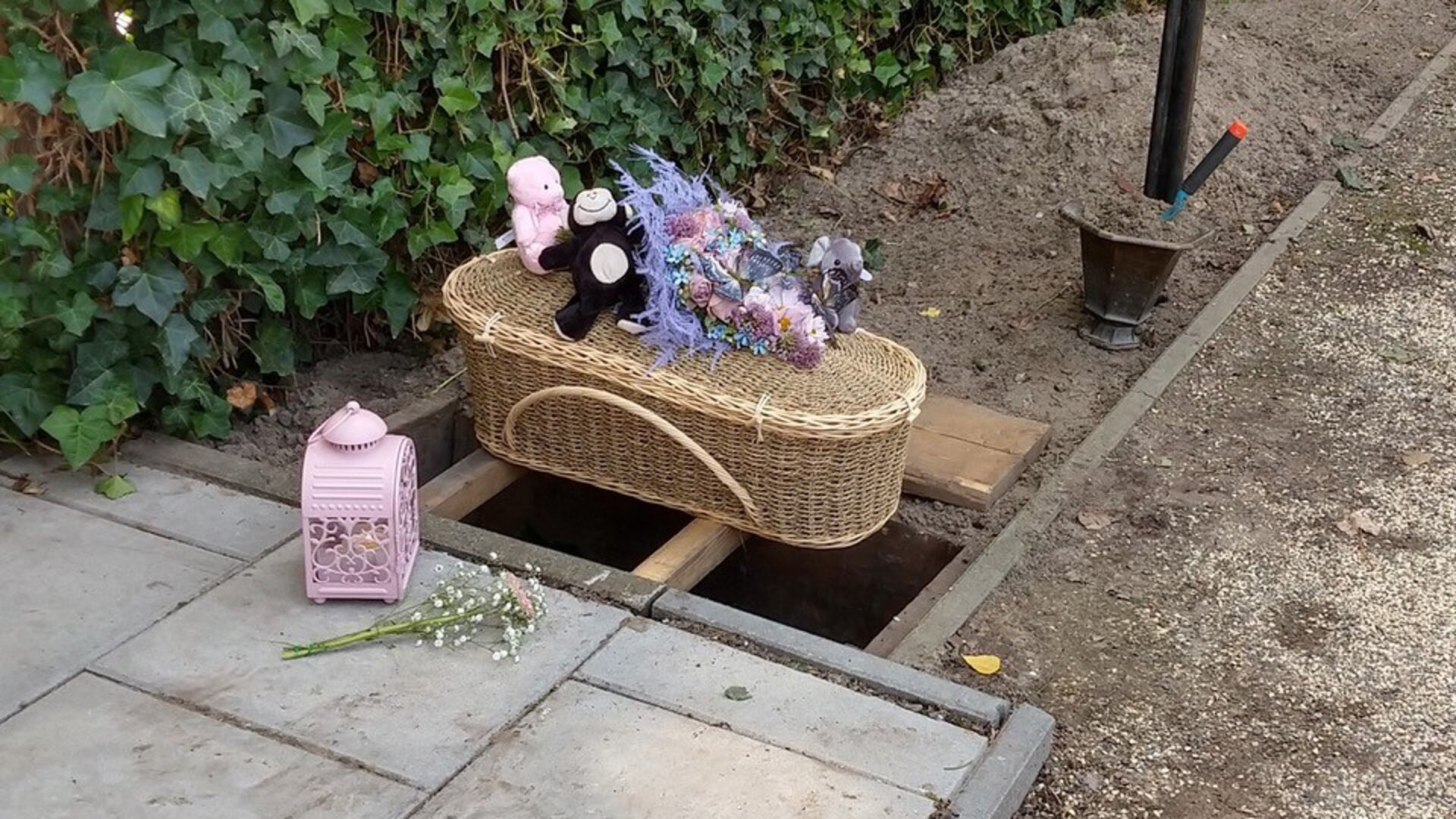 Het mandje waarin baby Lora begraven werd. Foto Daniël Dee
