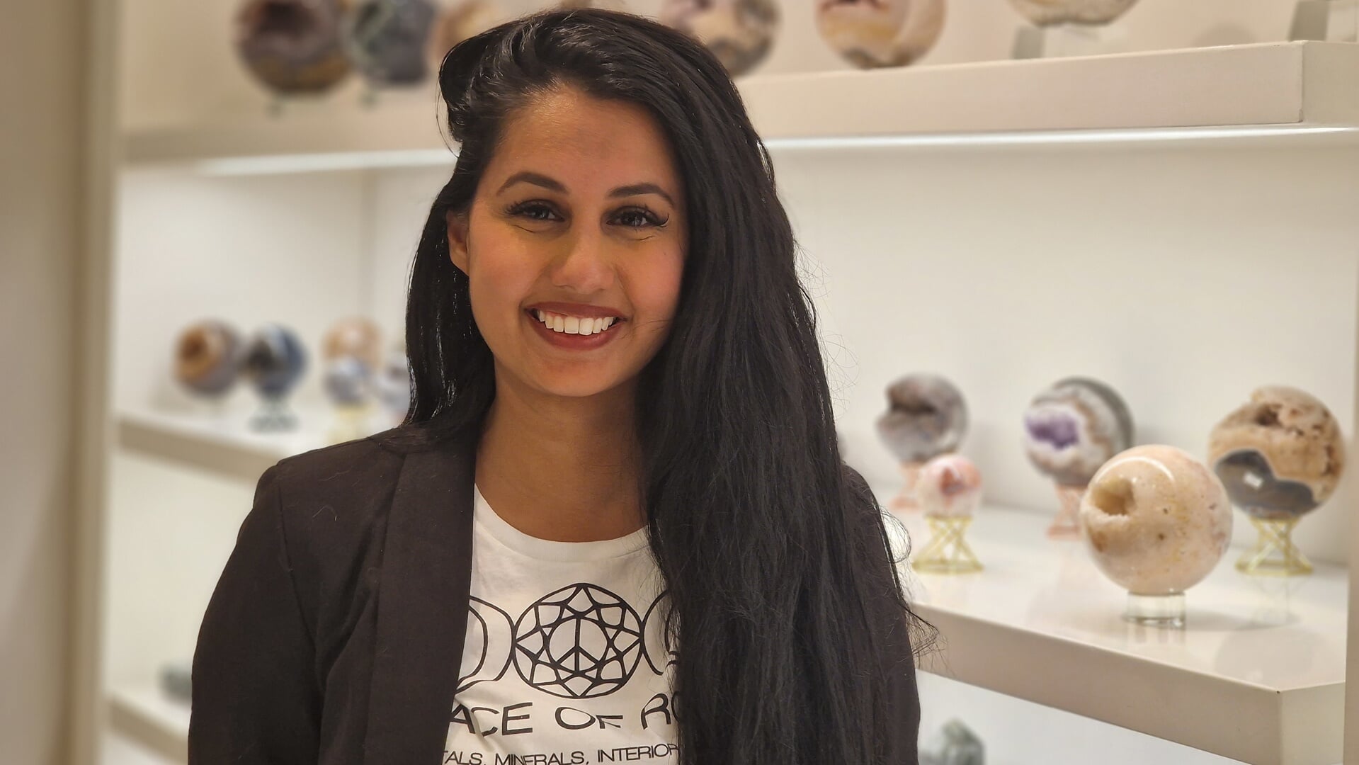 Eigenaresse Laila Dutt: 'Edelstenen en mineralen zijn de schatten van Moeder Natuur.'