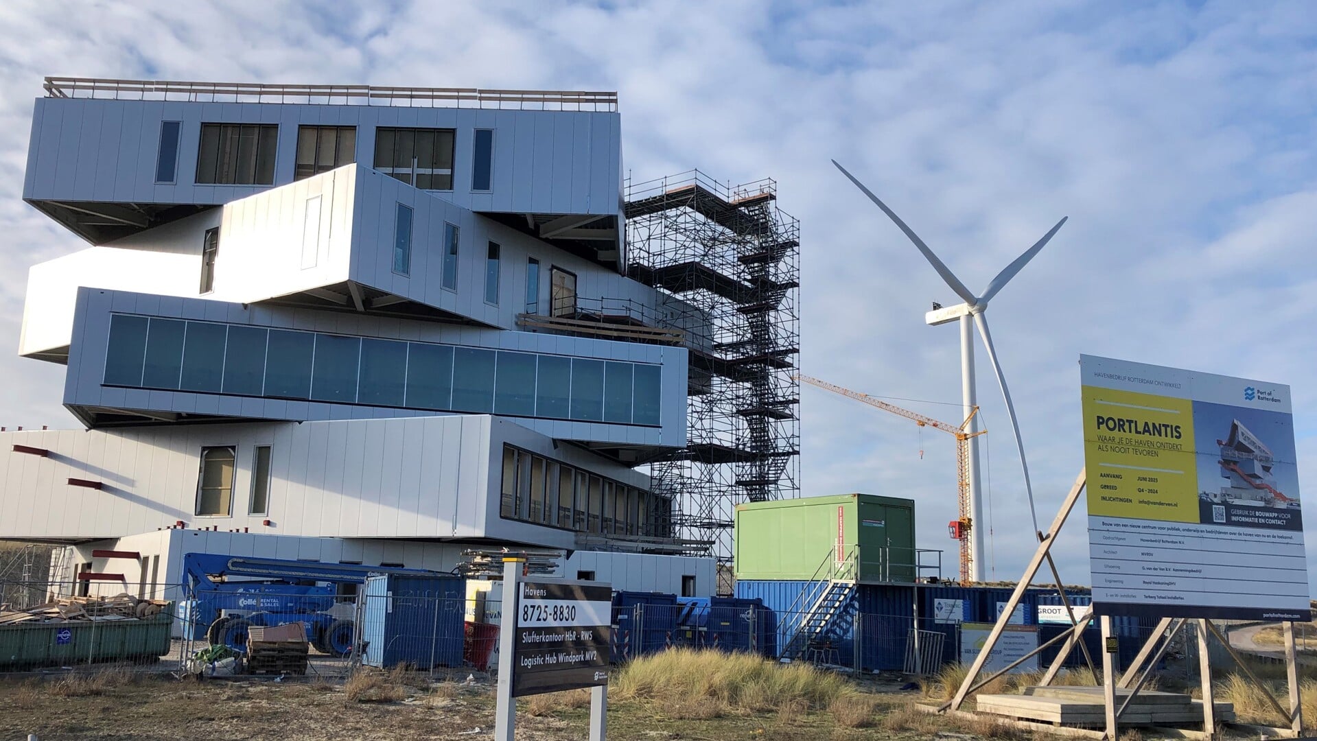 Portlantis, opvolger van FutureLand en EIC, nabij het badstrand van Maasvlakte 2 aan het einde van de Prinses Amaliahaven. Een windmolen gaat een bijdrage leveren aan de energievoorziening. Foto: Peter Zoetmulder