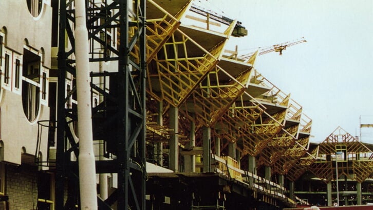 De bouw van de kubuswoningen ('boomwoningen') aan de Overblaak, 1983. De kubuswoning zelf is van hout, maar rust met één punt op een betonnen paal. Foto: Stadsarchief Rotterdam