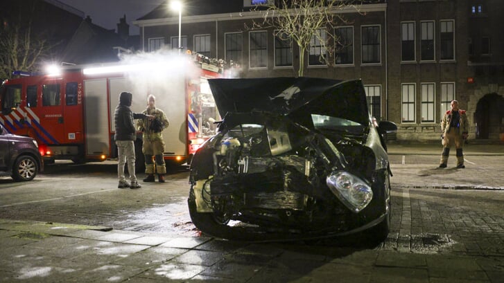 Vermoedelijk is de auto eerder bij een flinke crash betrokken geweest aangezien de gehele voorkant in elkaar gedrukt is. Foto: AS Media