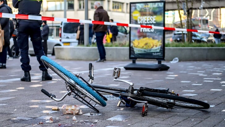 Een fiets en een kapotte fles onder het bloed op Zuidplein Laag. Foto: Nieuws op Beeld