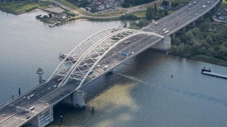 De Van Brienenoordbrug. Er kan dit weekend geen verkeer over de hoofdrijbaan van de brug (richting Den Haag/Gouda) rijden. Foto: Rijkswaterstaat