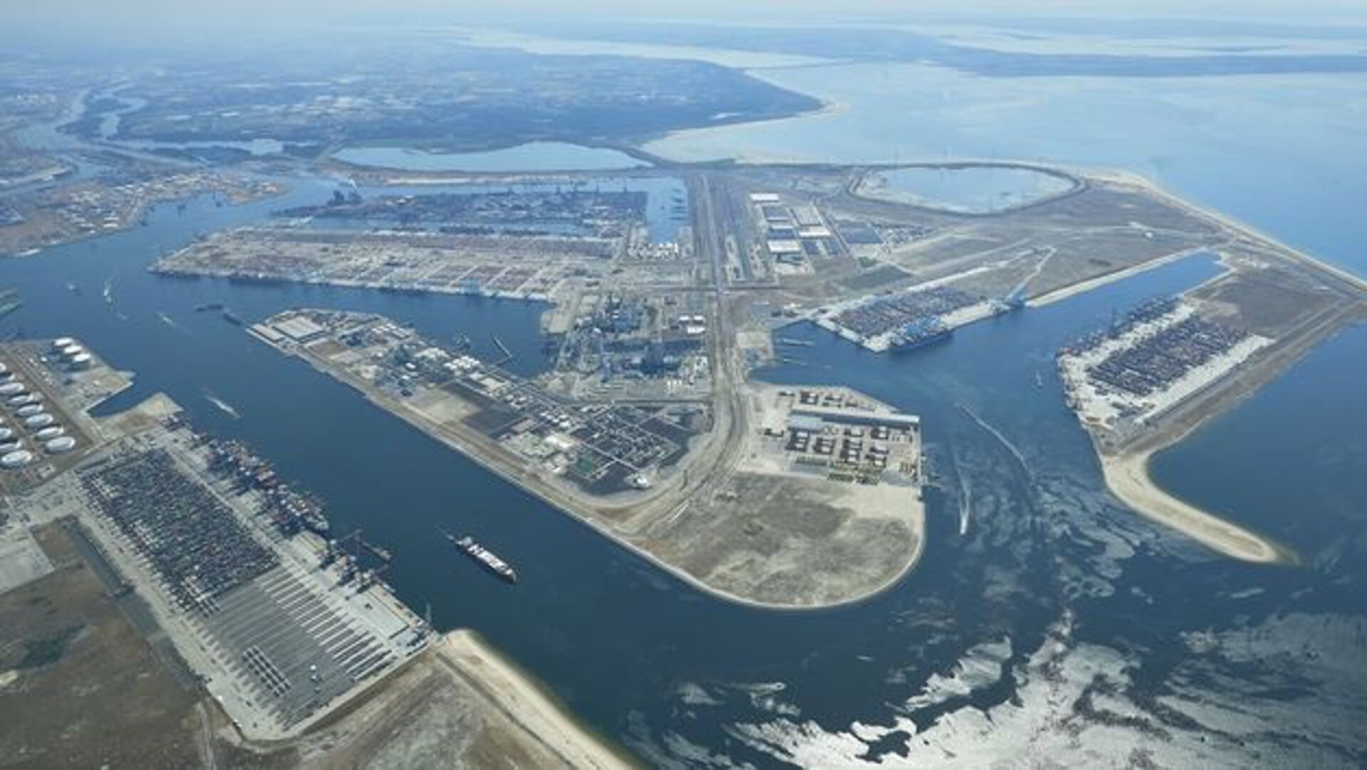 De Eerste Maasvlakte is een van de twee locaties waar mogelijk een nieuwe kerncentrale gebouwd gaat worden. Foto: portofrotterdam.com