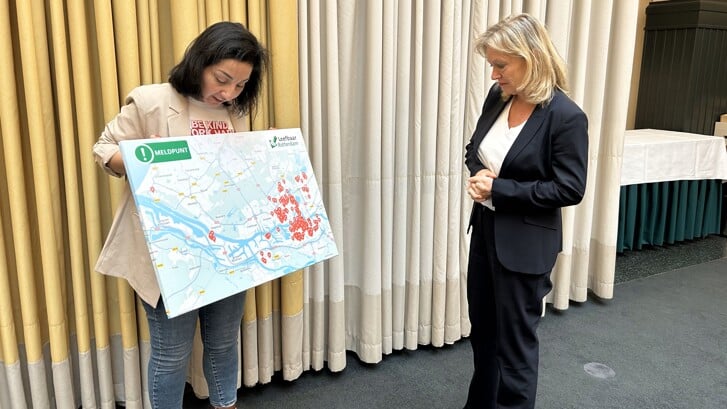 Vanessa Bruin (links) overhandigde deze week de kaart aan wethouder Chantal Zeegers (rechts). Foto: Leefbaar Rotterdam