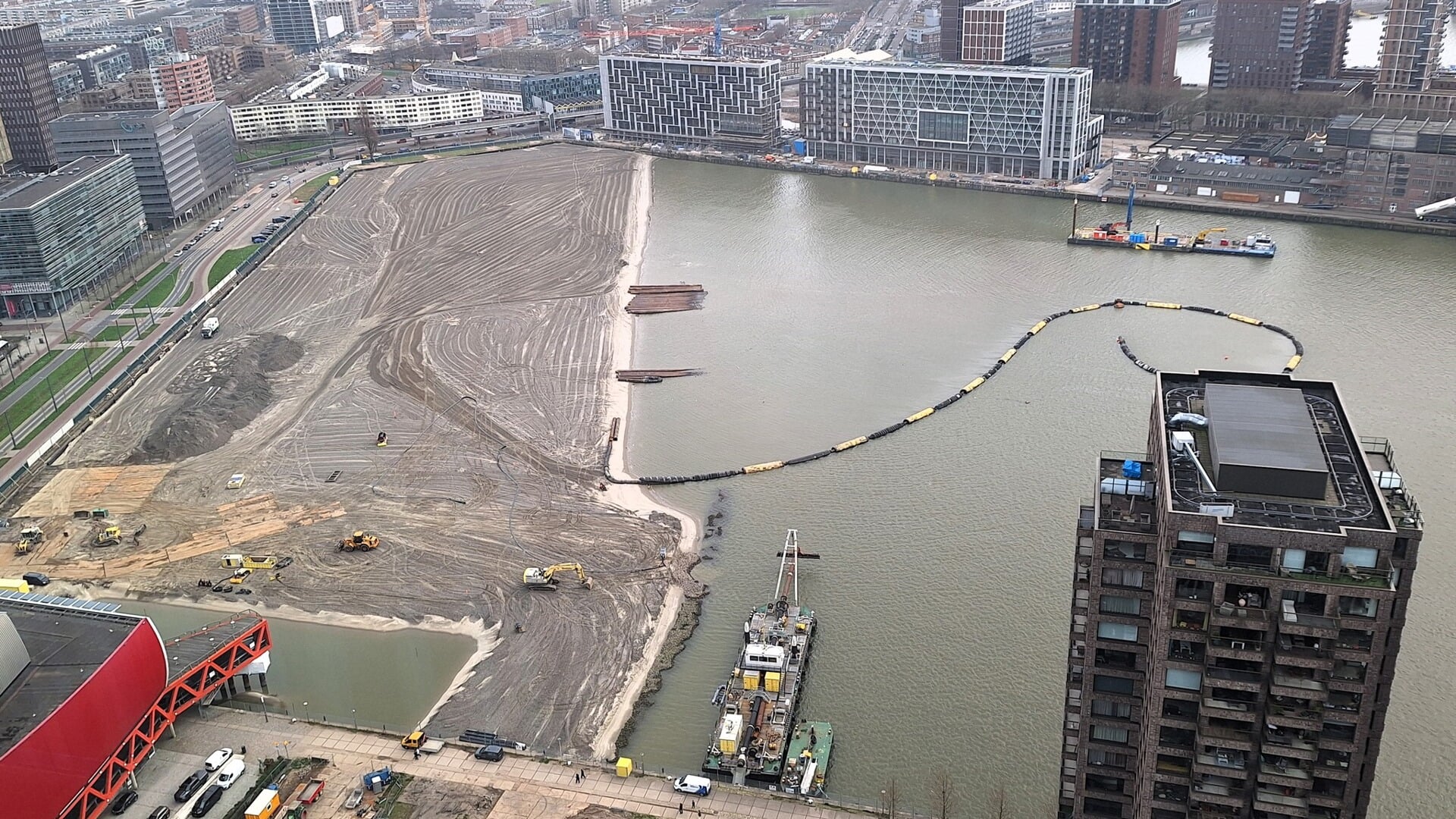 Zo zag het strand in de Rijnhaven er een paar weken geleden uit. Foto: Joop van der Hor